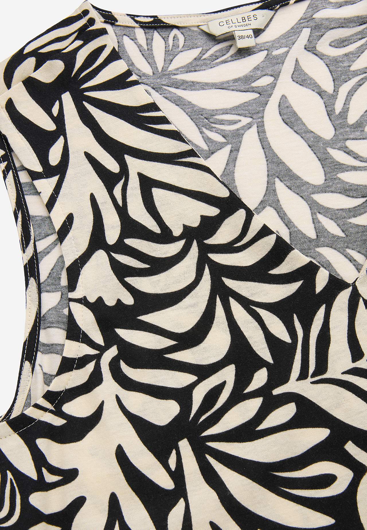 Sleeveless jersey top with v neckline