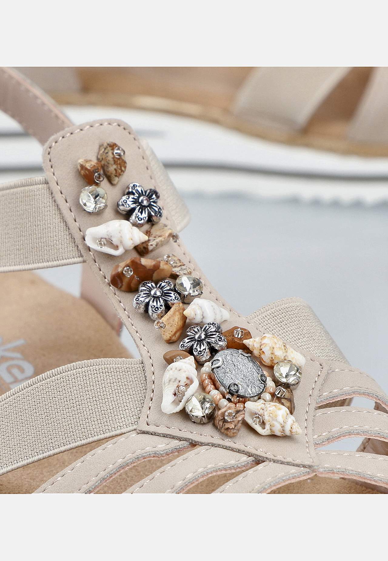 Sandaler med dekorative skjell og steiner