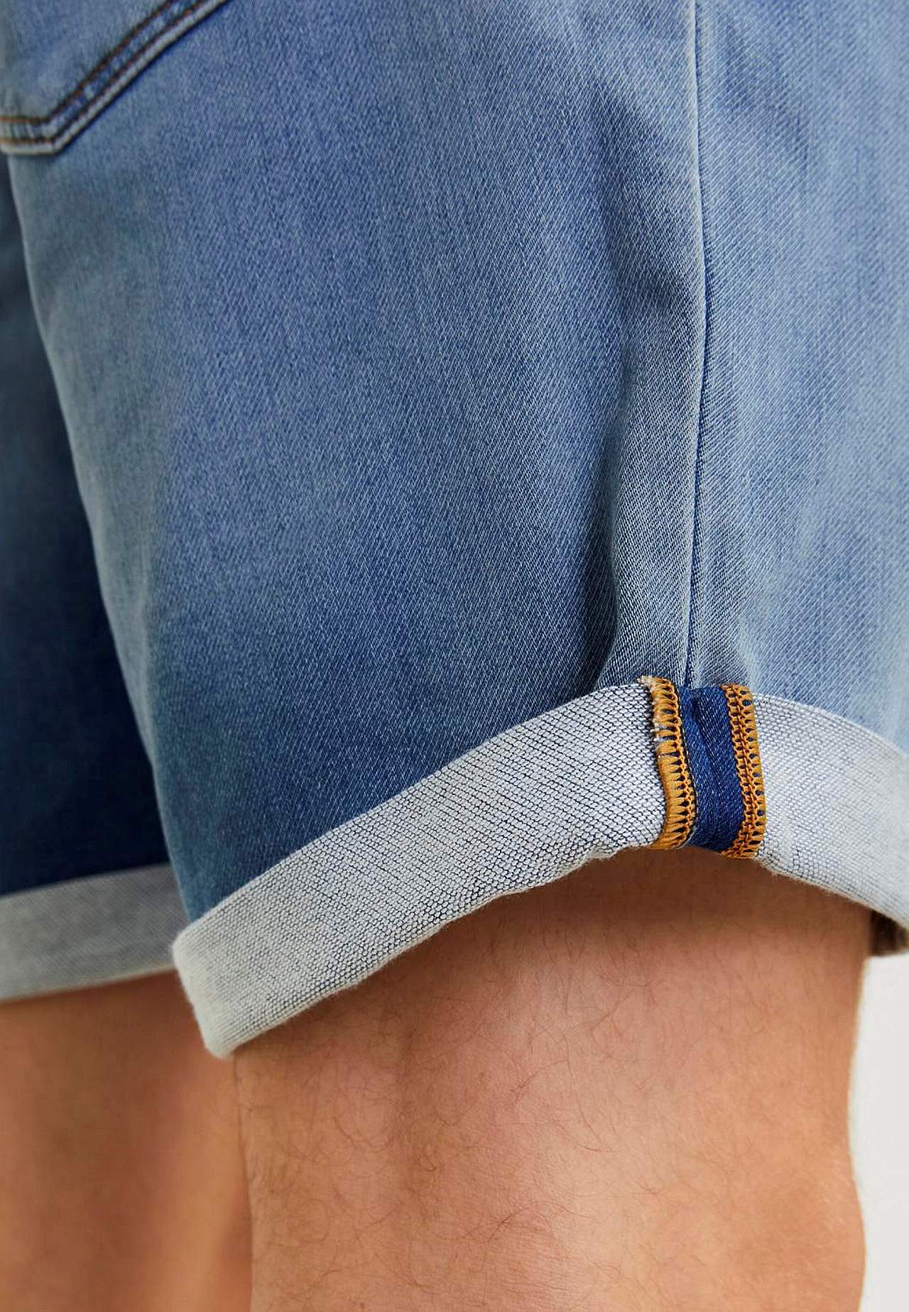 Jeansshorts med uppvikt kant
