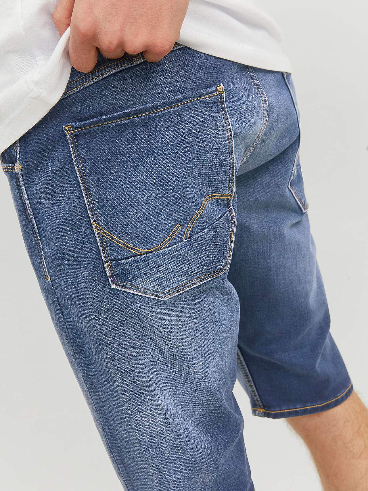 Långa, superstretchiga jeansshorts