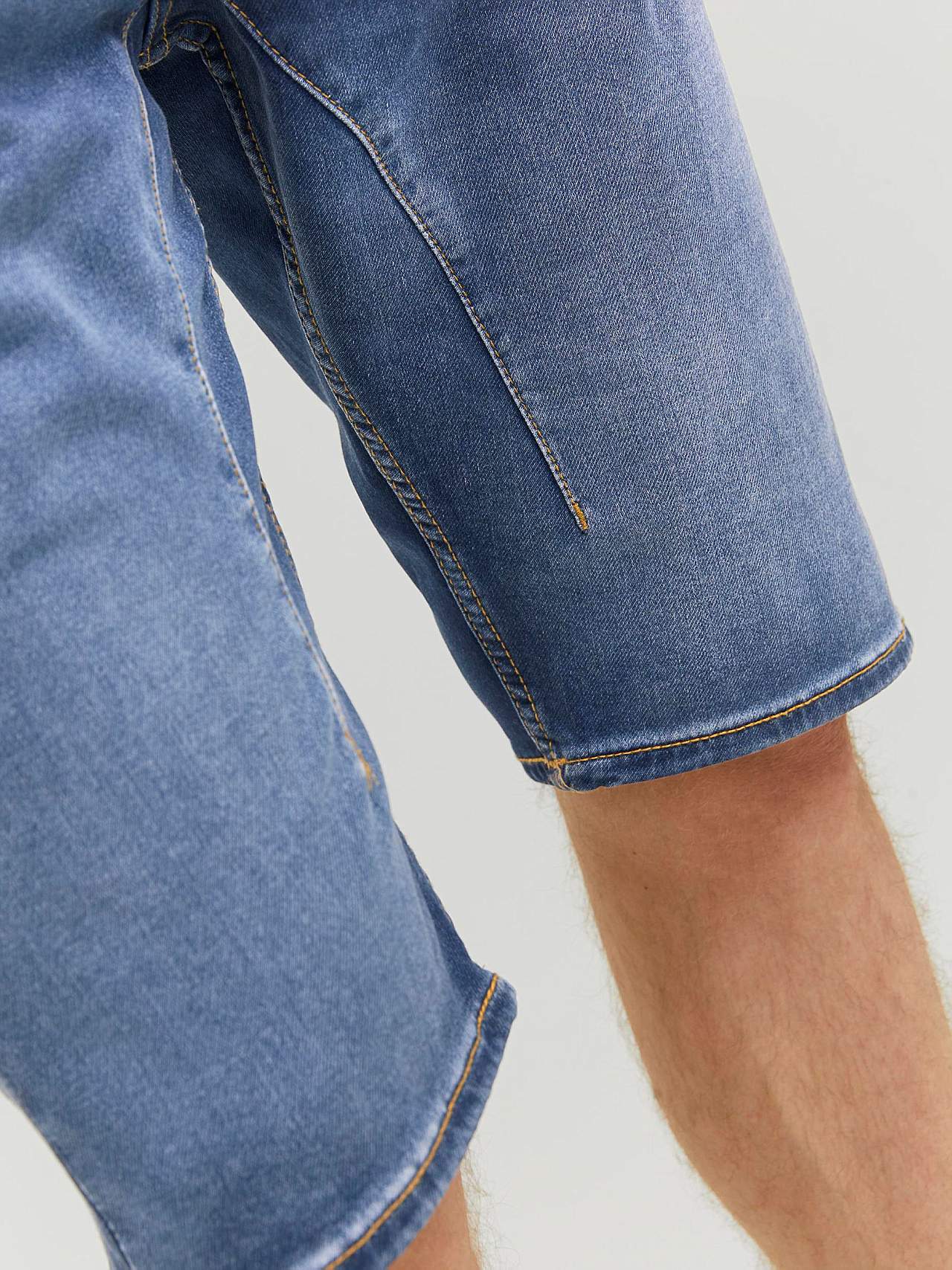 Långa, superstretchiga jeansshorts