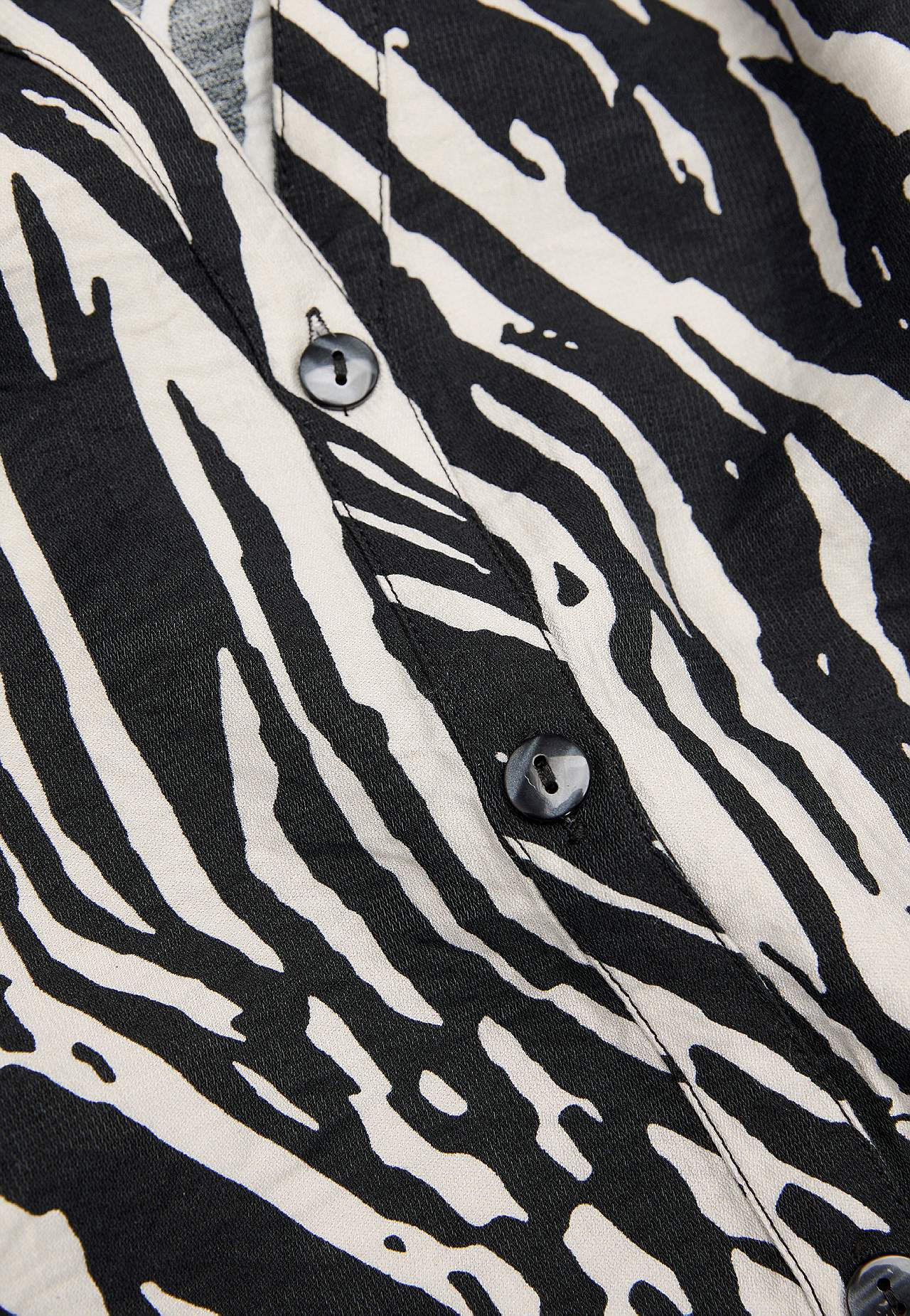 Woven blouse with buttons
