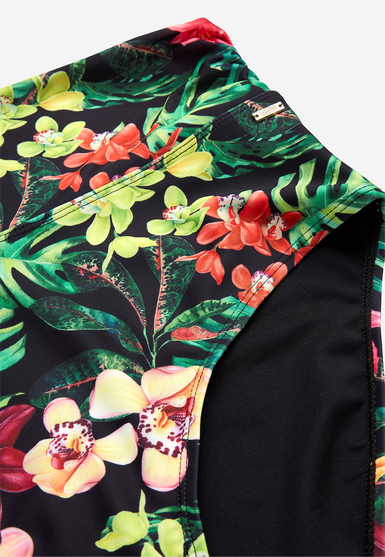 Bikini panty with foldable edge at the waist