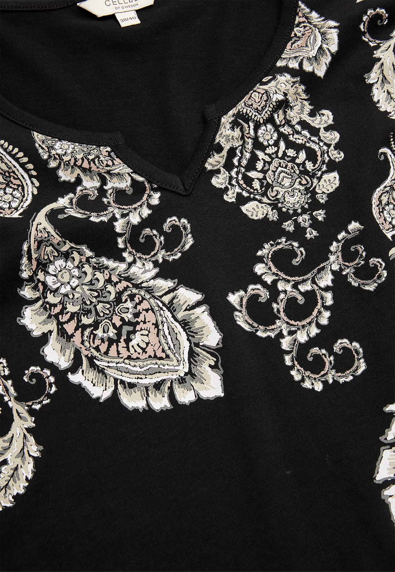 Jersey top with 3/4 length sleeves