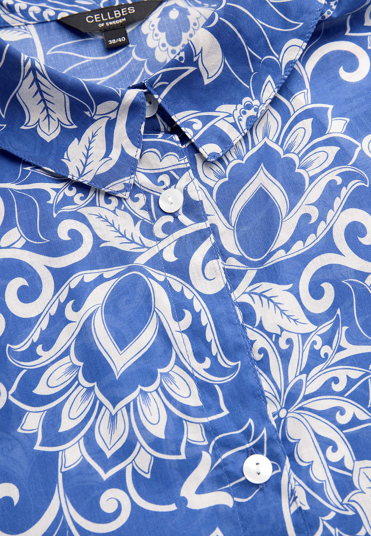 Beach shirt with foldable sleeves