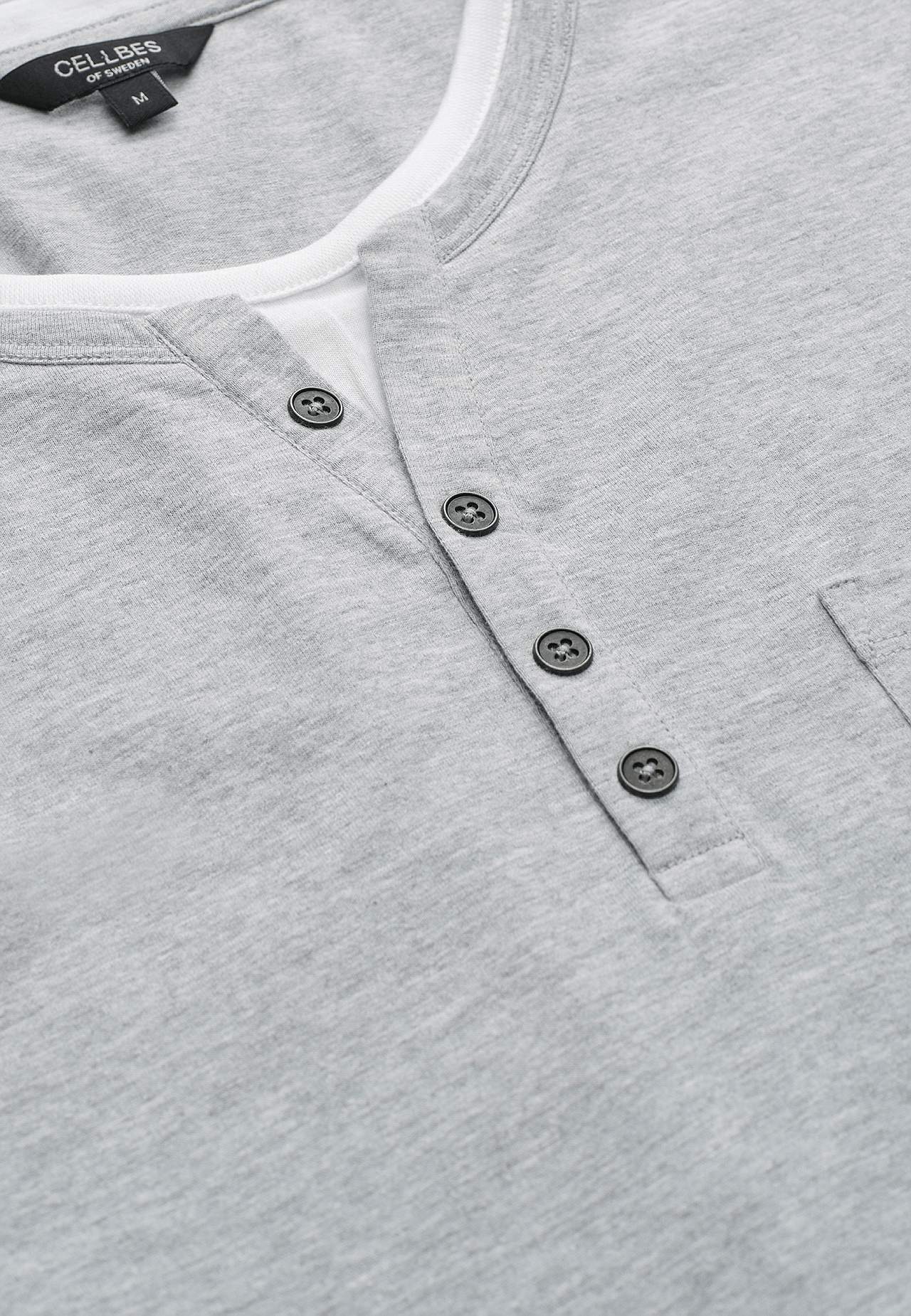Long-sleeved t-shirt