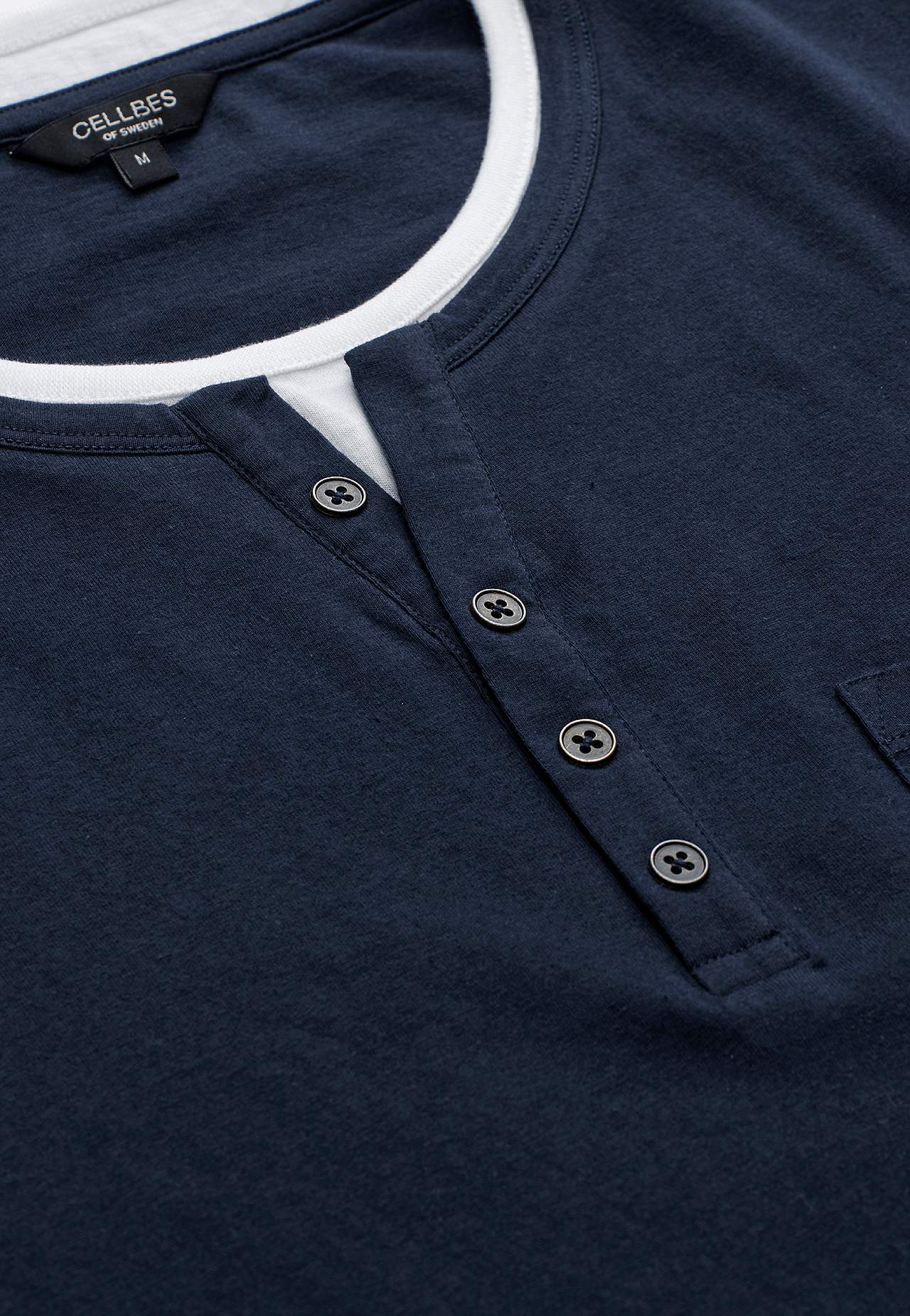 Long-sleeved t-shirt