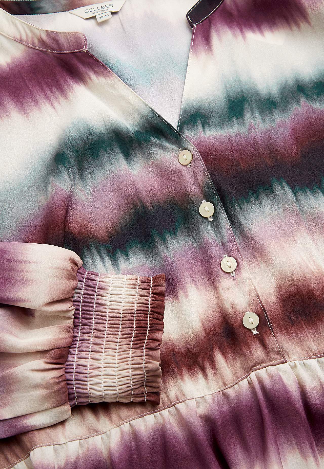 Dress with puff sleeves