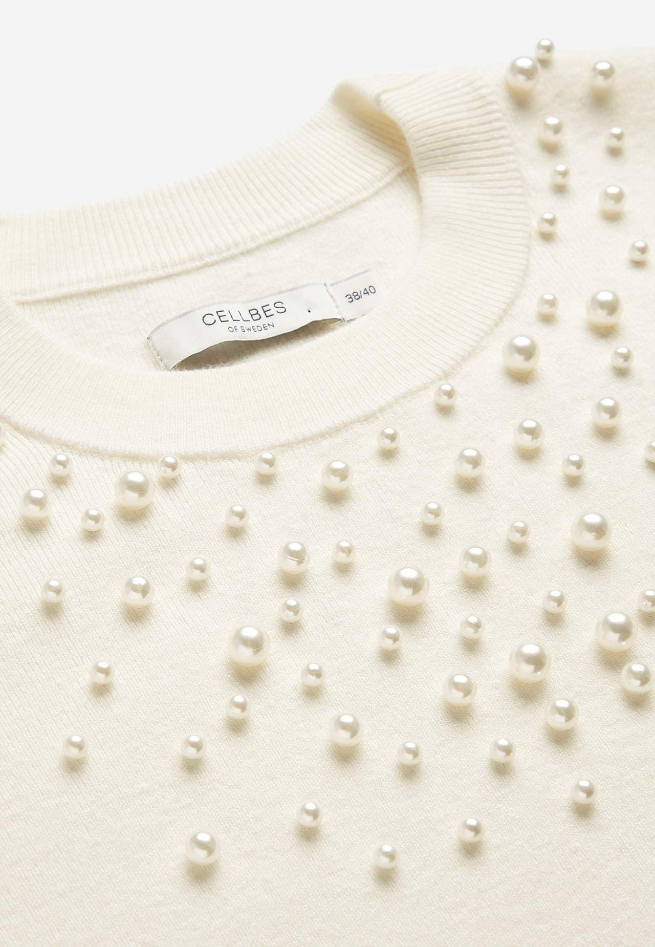 Fine-knitted dress with pearl beads