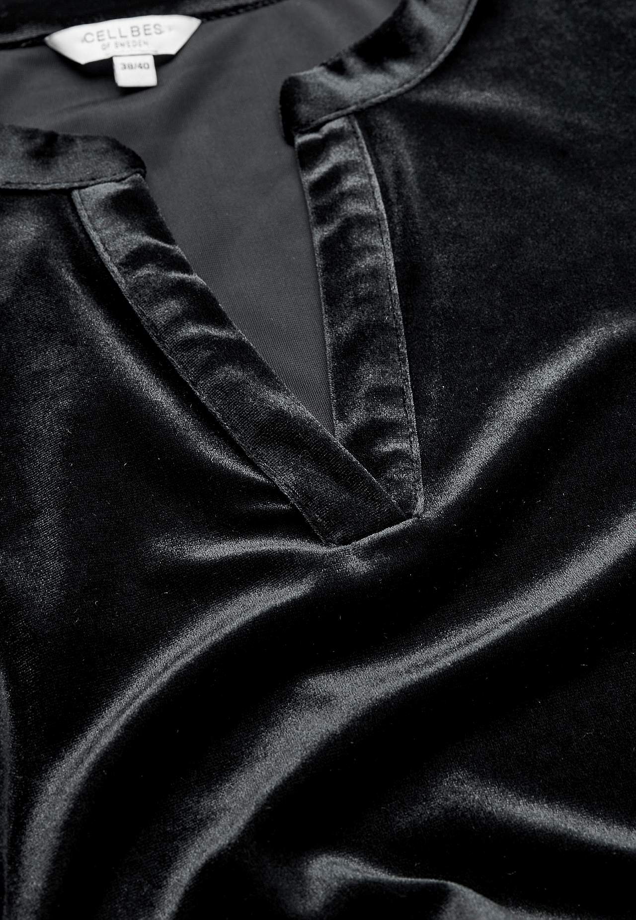 Velvet dress with frill