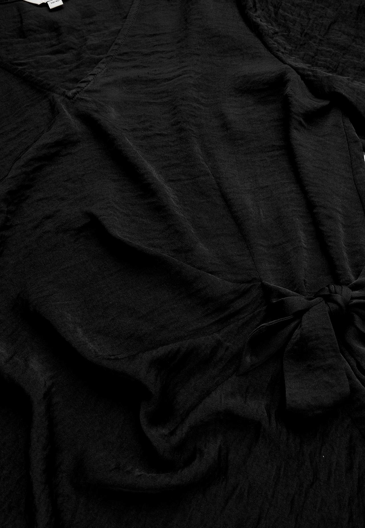 Blouse with tie band