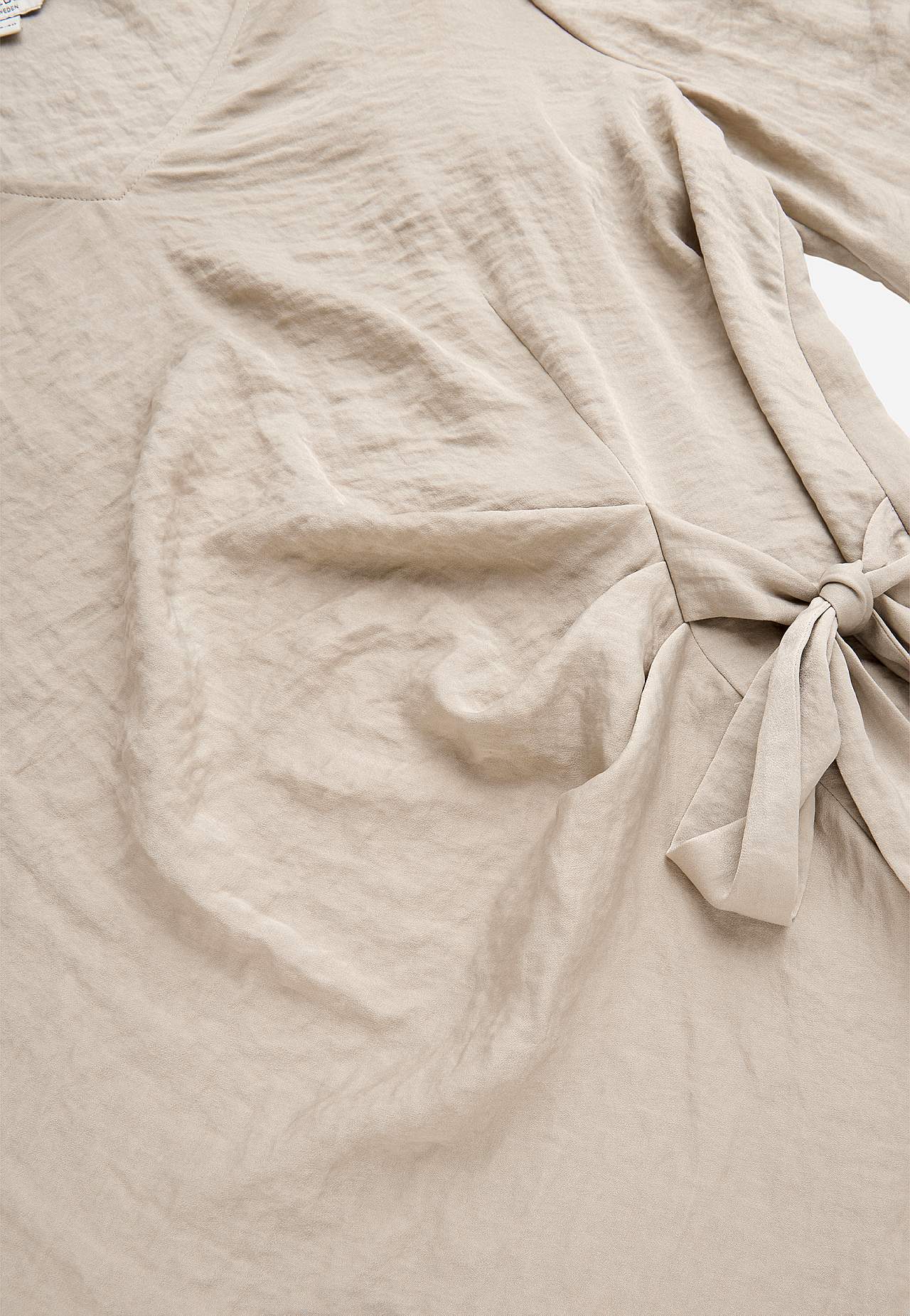 Blouse with tie band