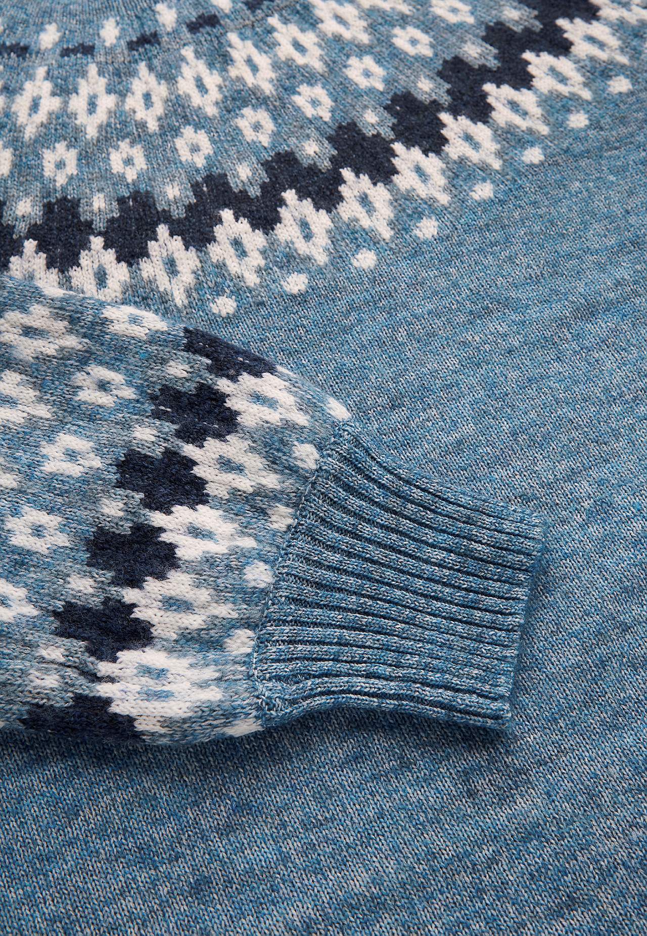 Knitted, jacquard patterned sweater