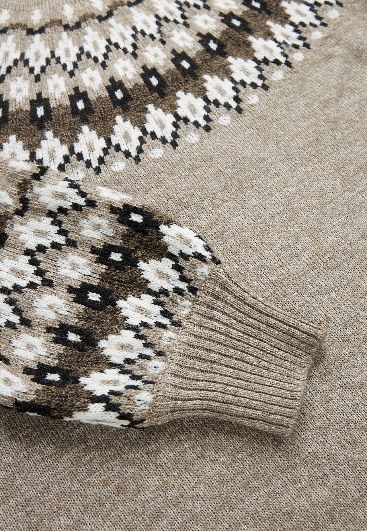 Knitted, jacquard patterned sweater