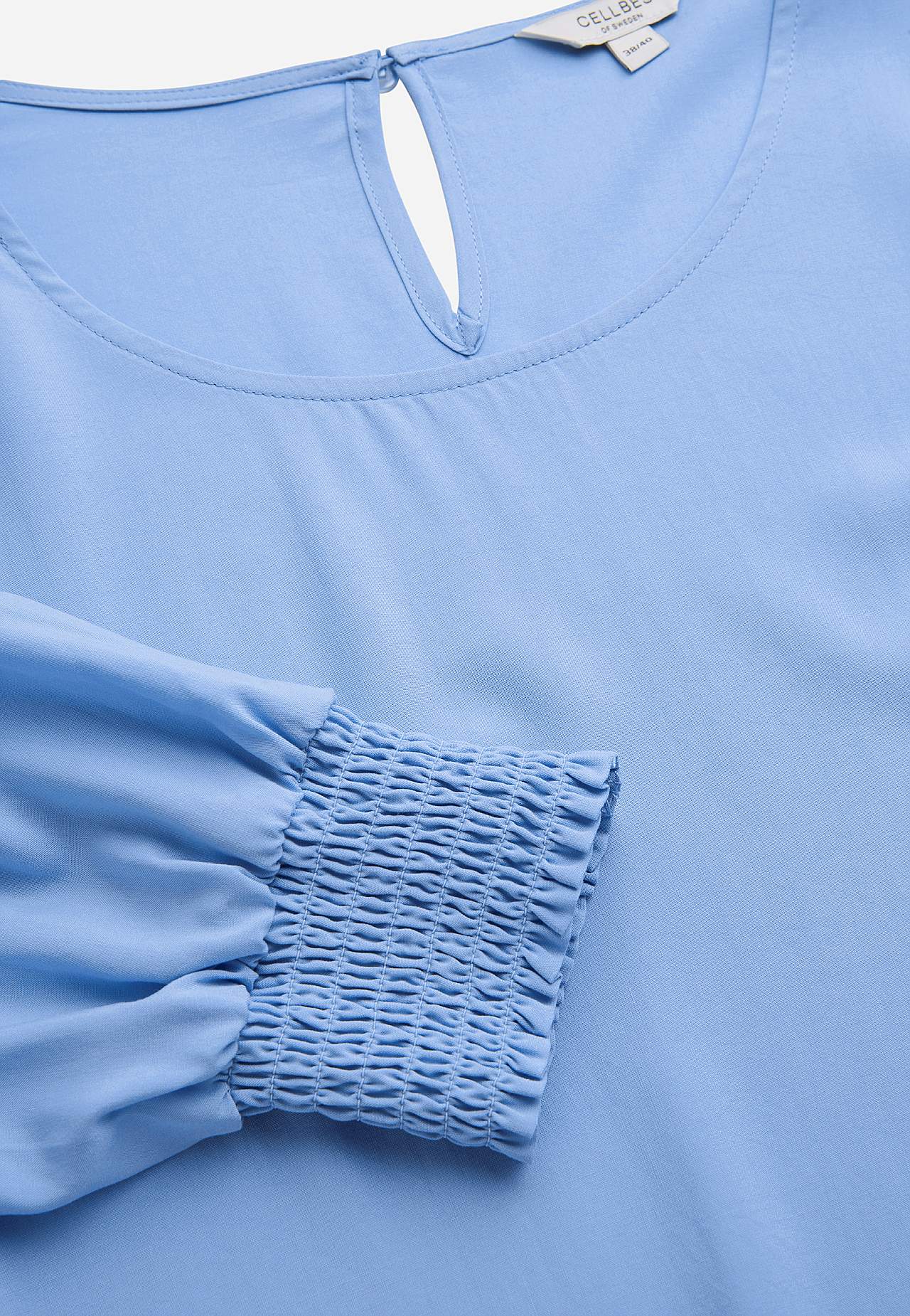 Blouse with smocking at the cuffs