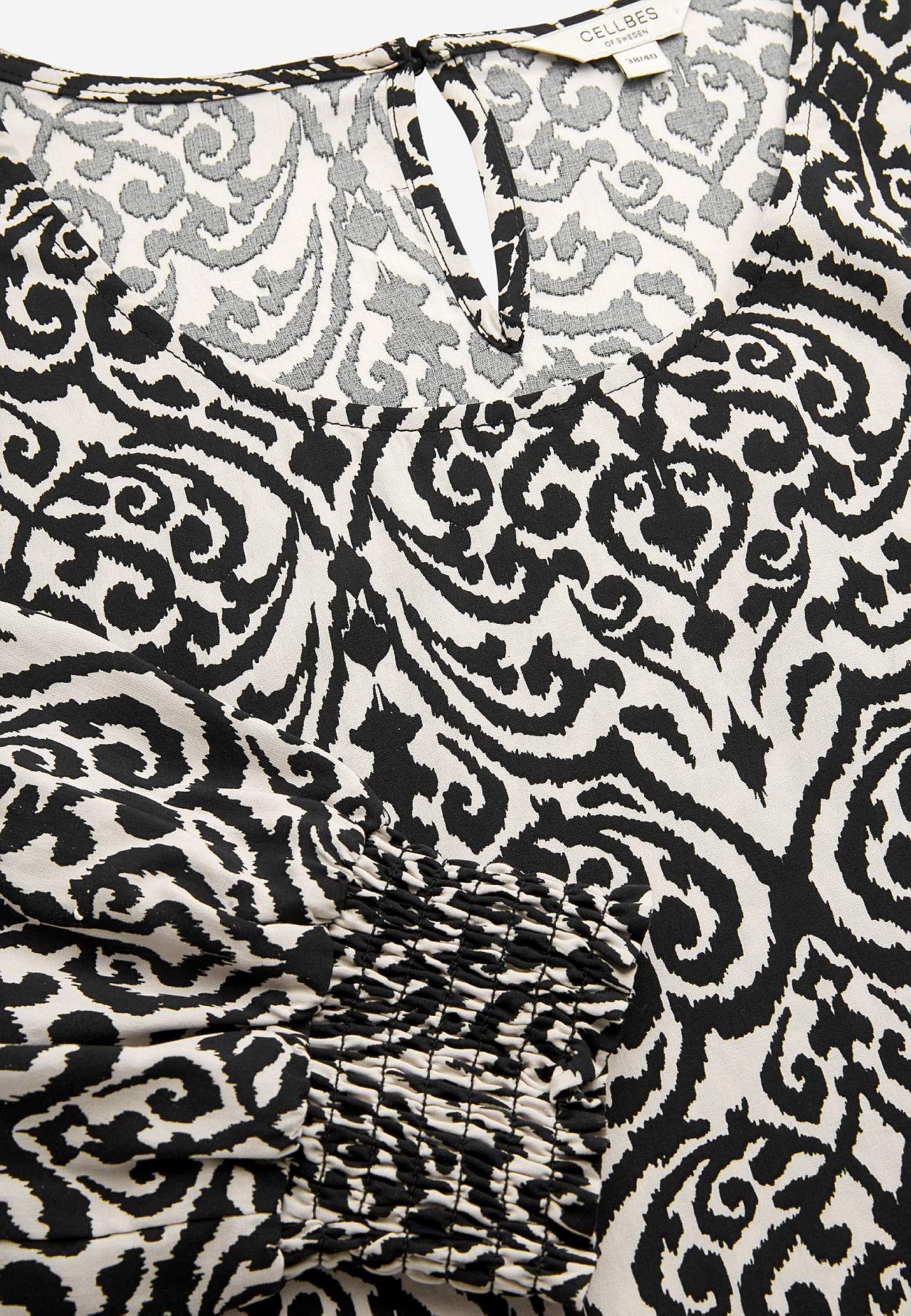 Blouse with smocking at the cuffs