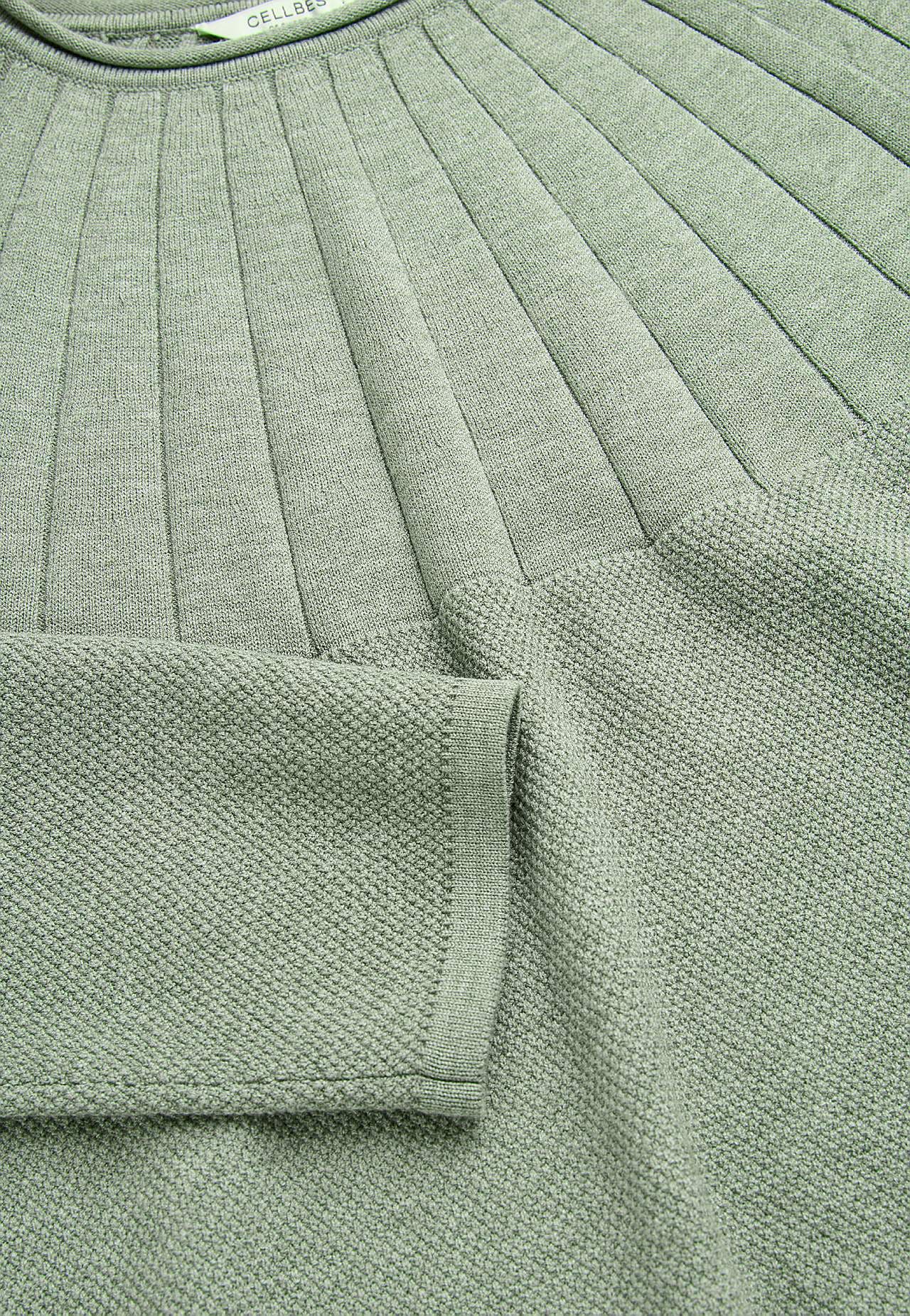 Fine-knitted sweater