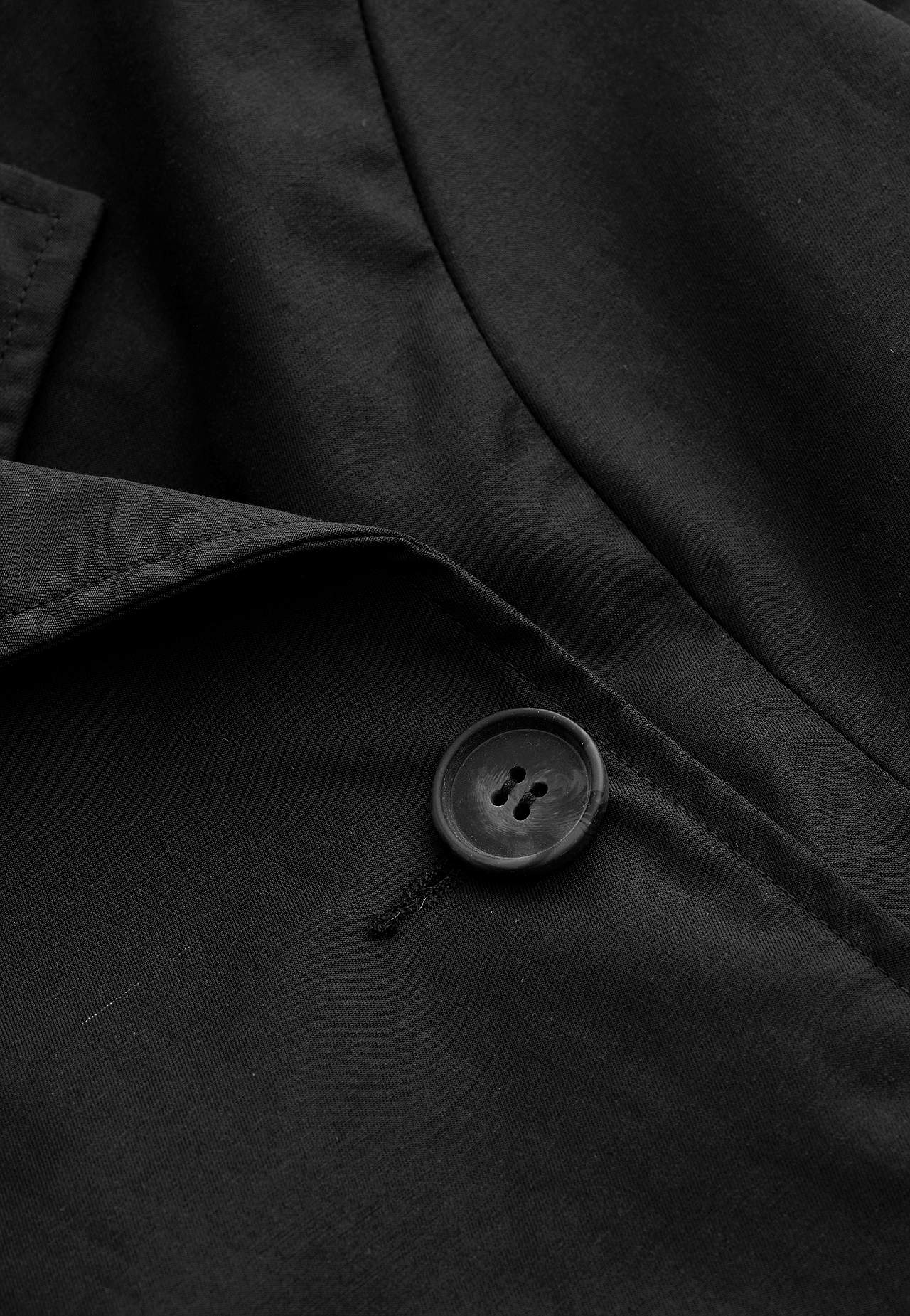 Double-breasted, short trenchcoat