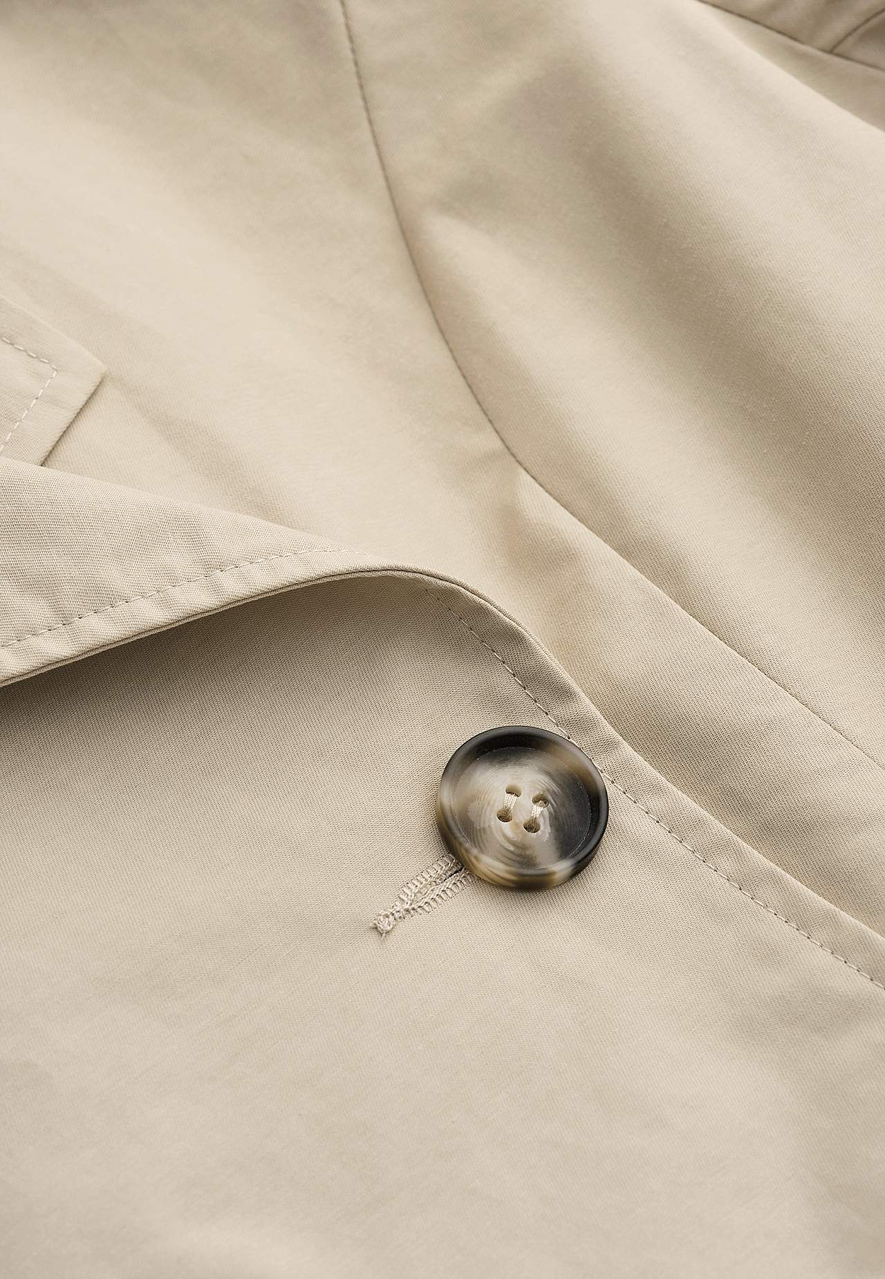 Double-breasted, short trenchcoat