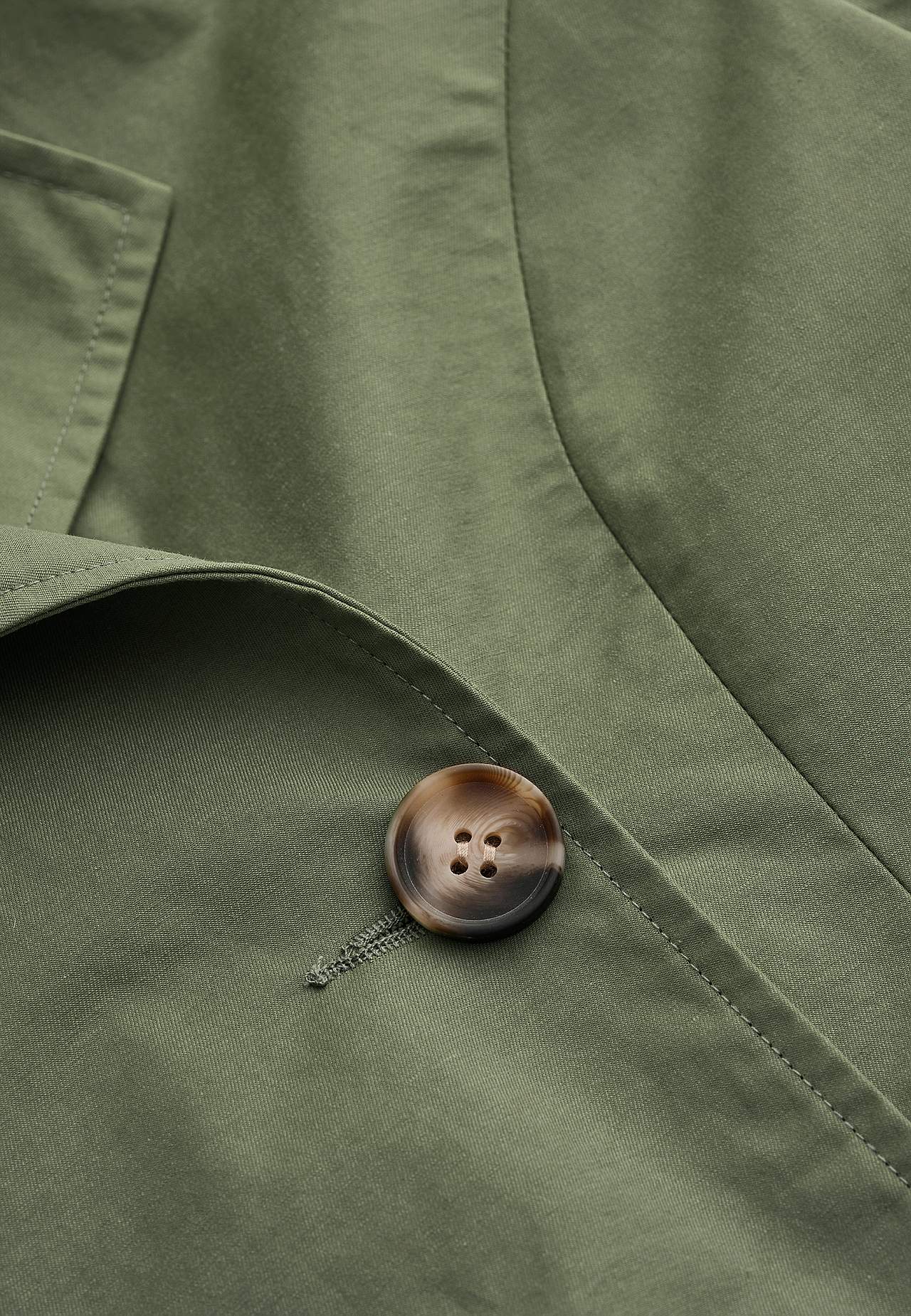 Double-breasted, short trenchcoat