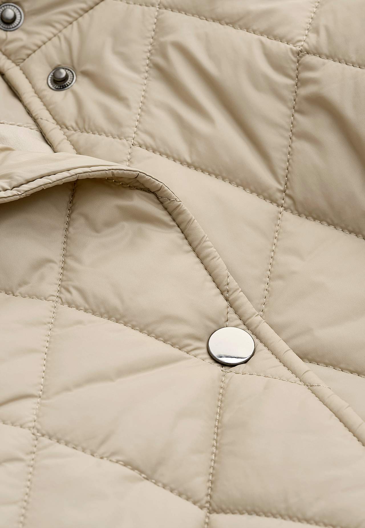 Quilted jacket with snap buttons