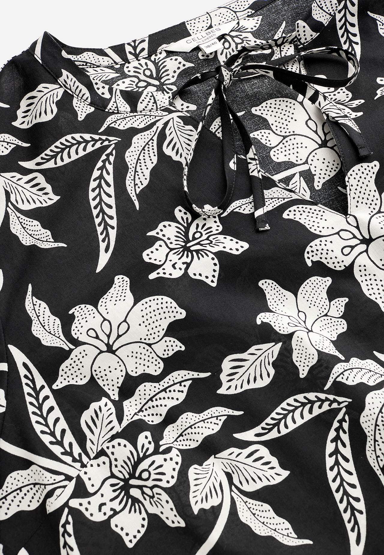 Woven, patterned blouse