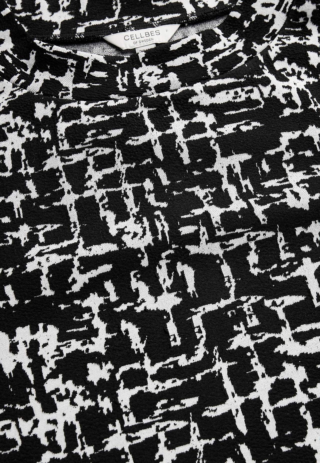 Patterned dress with side pockets