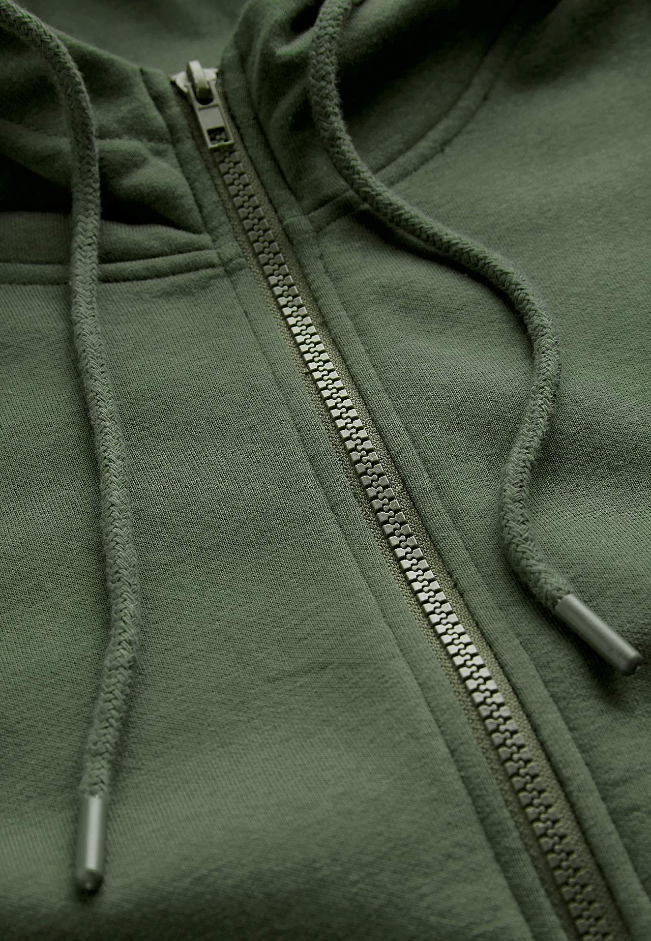 Hooded top with zip