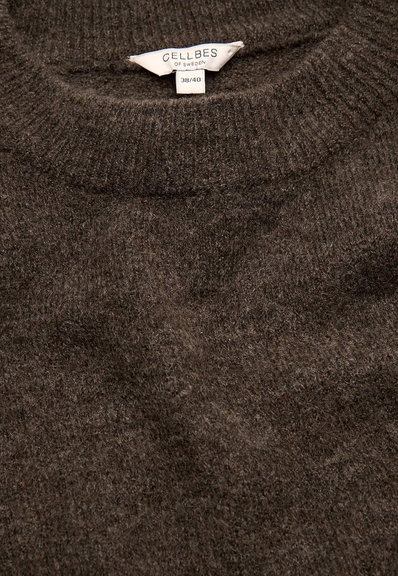 Knitted sweater with round neck