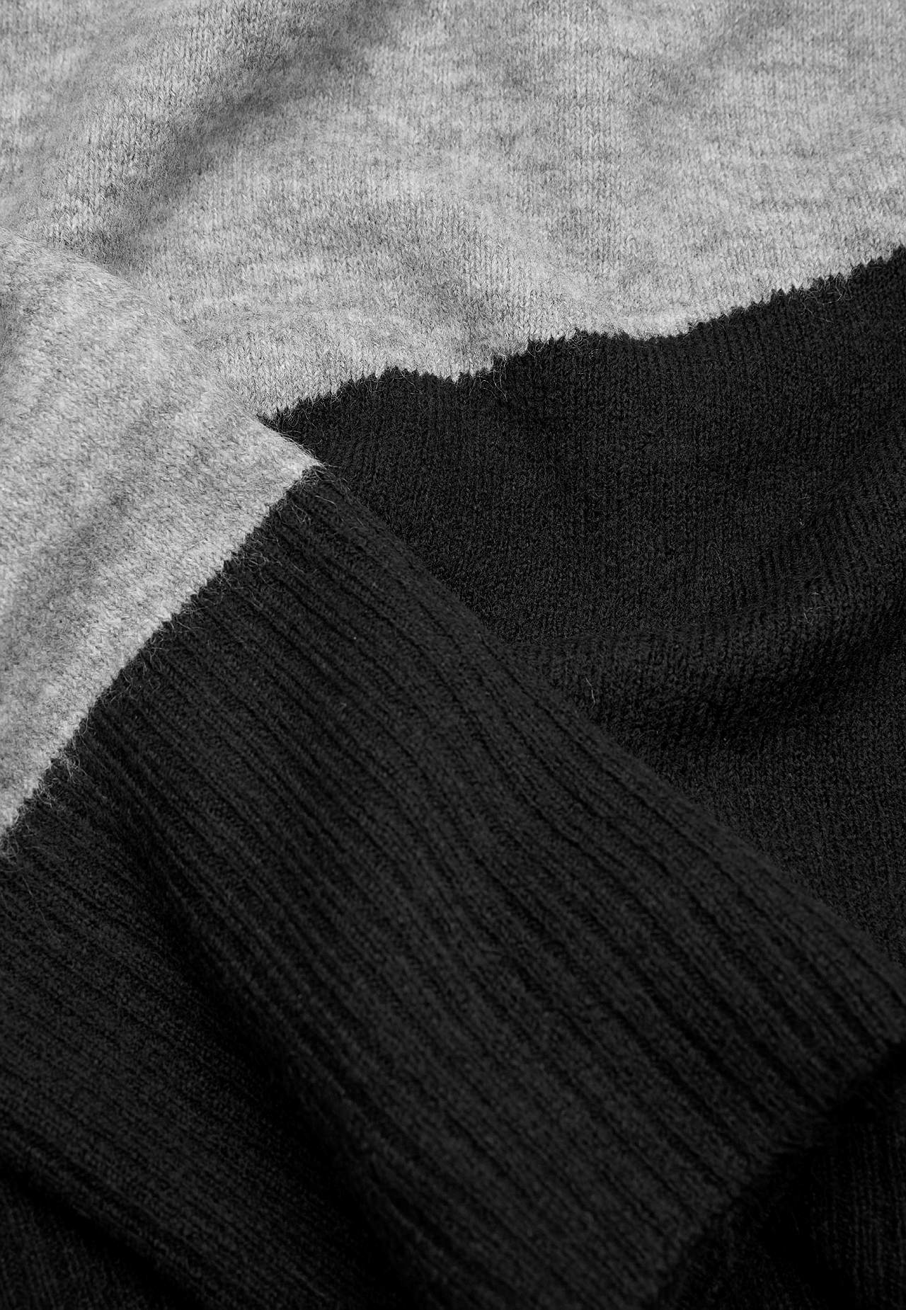 Knitted sweater with round neck