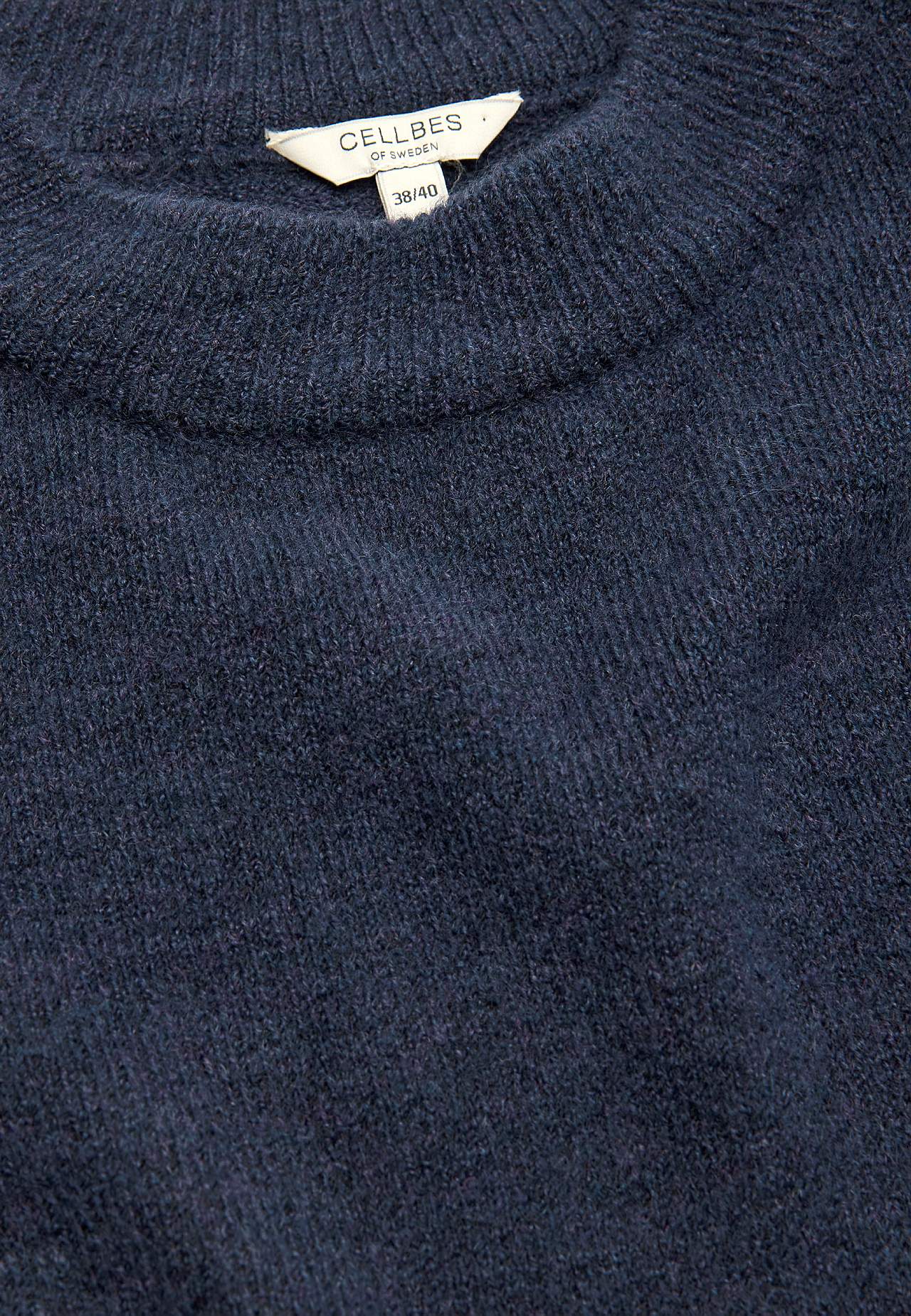 Knitted sweater with round neck