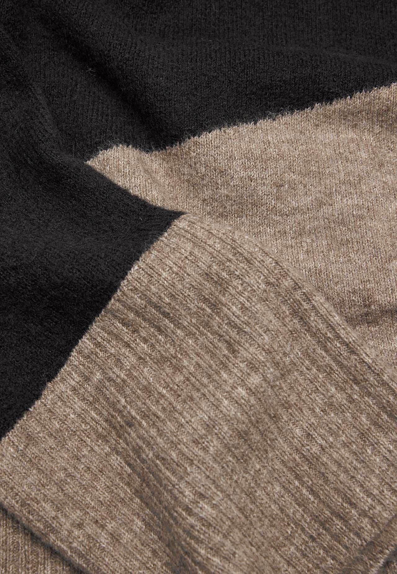 Knitted sweater with round neck