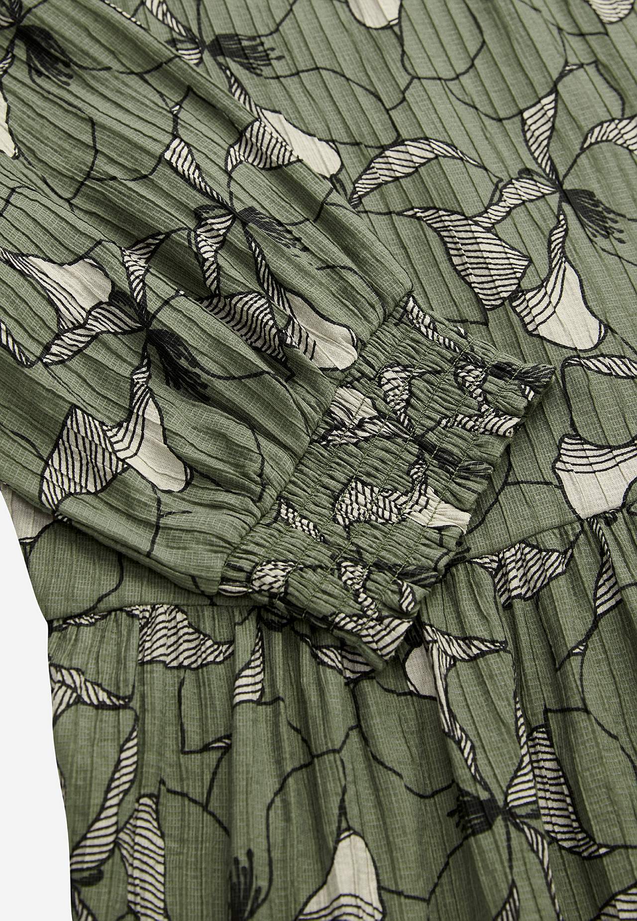 Dress with a flower pattern and structure