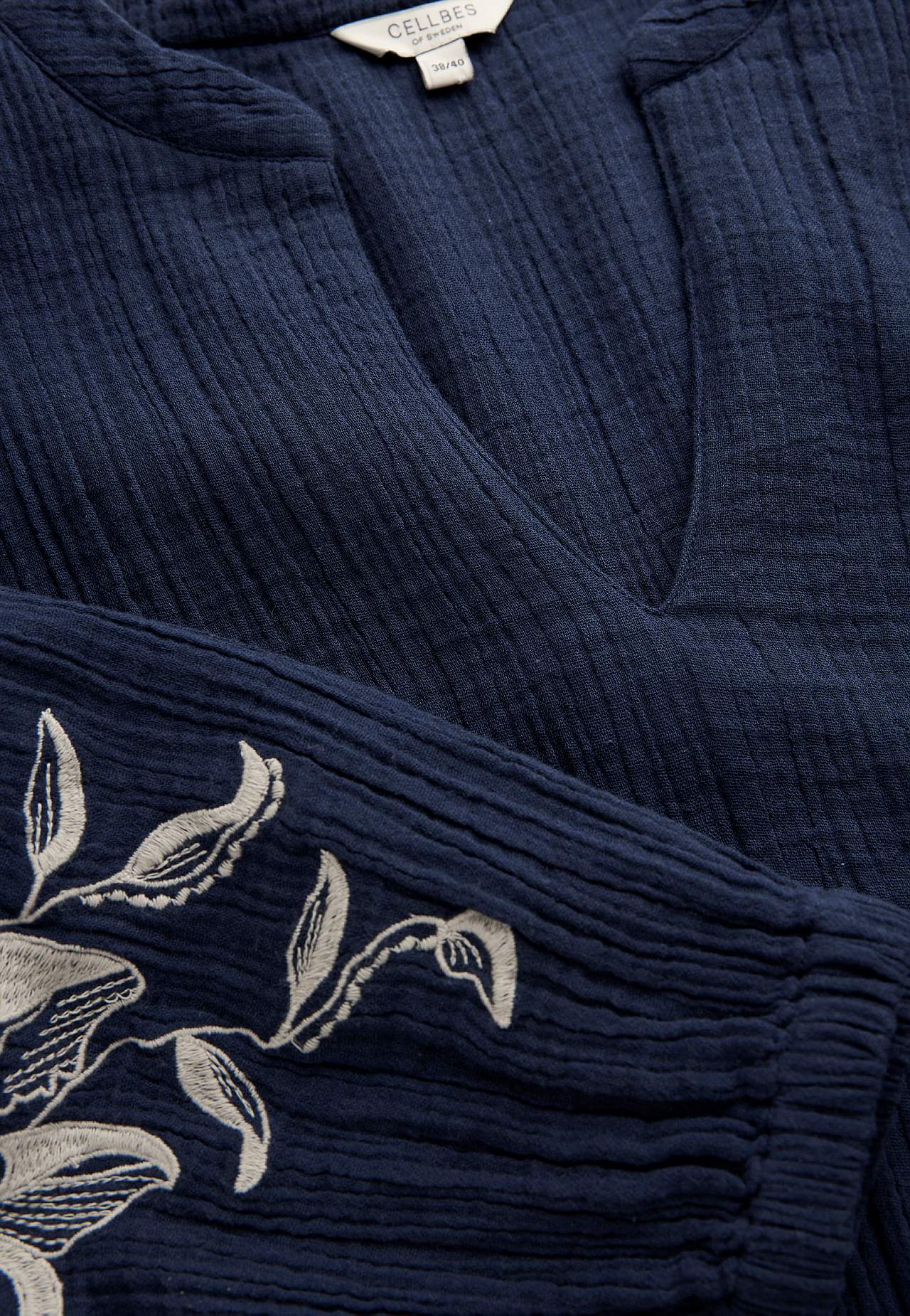 Dress in crinkled cotton with embroidery