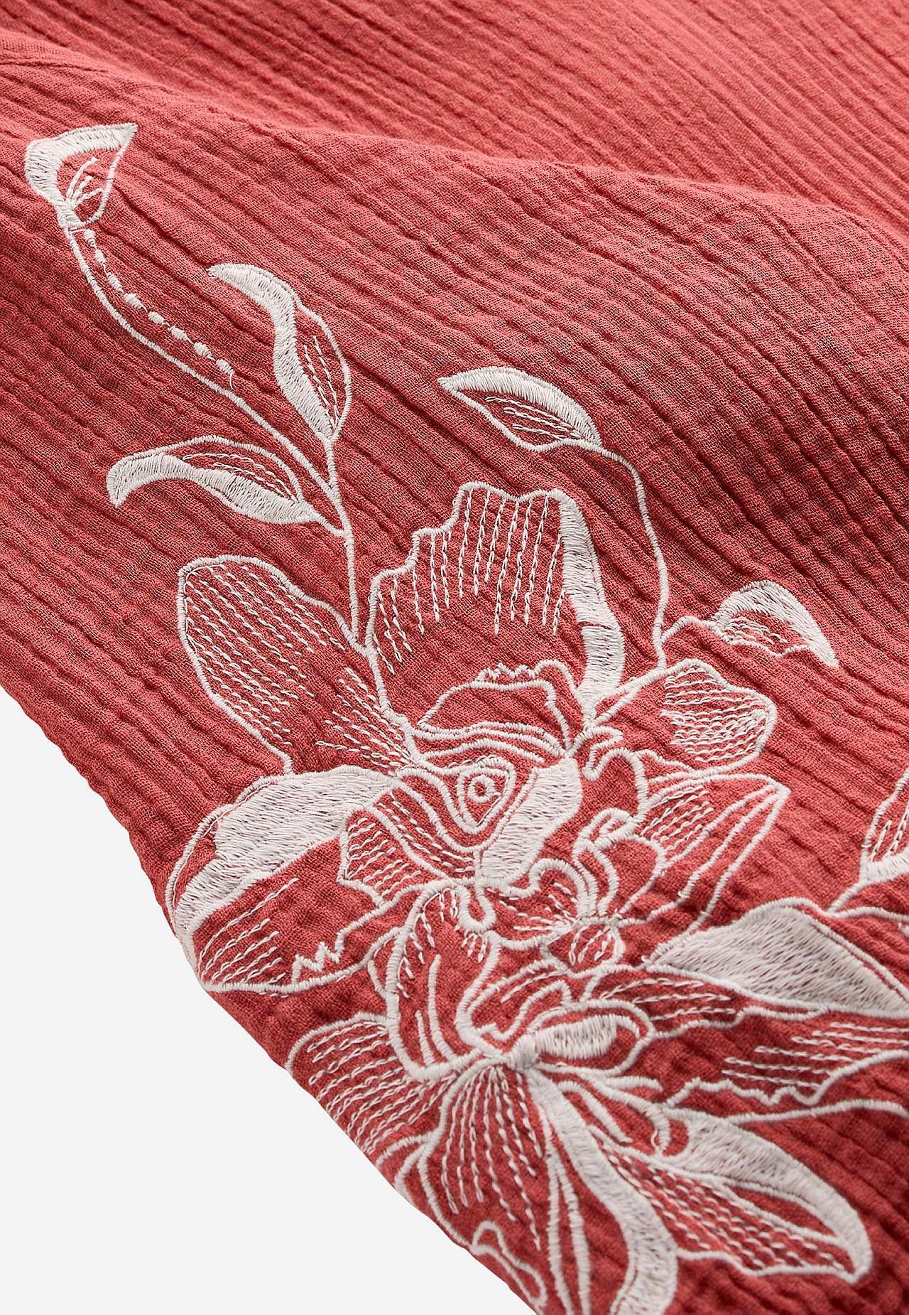 Dress in crinkled cotton with embroidery