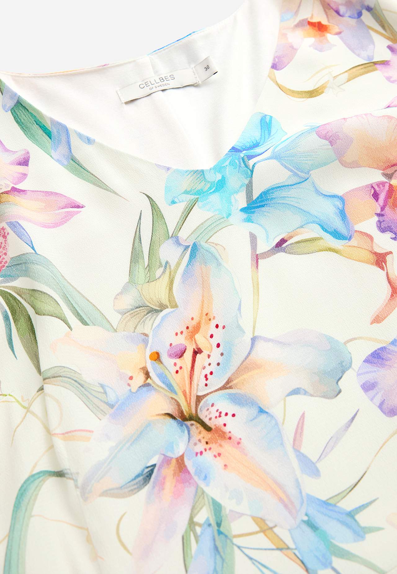 Dress with flounce sleeve