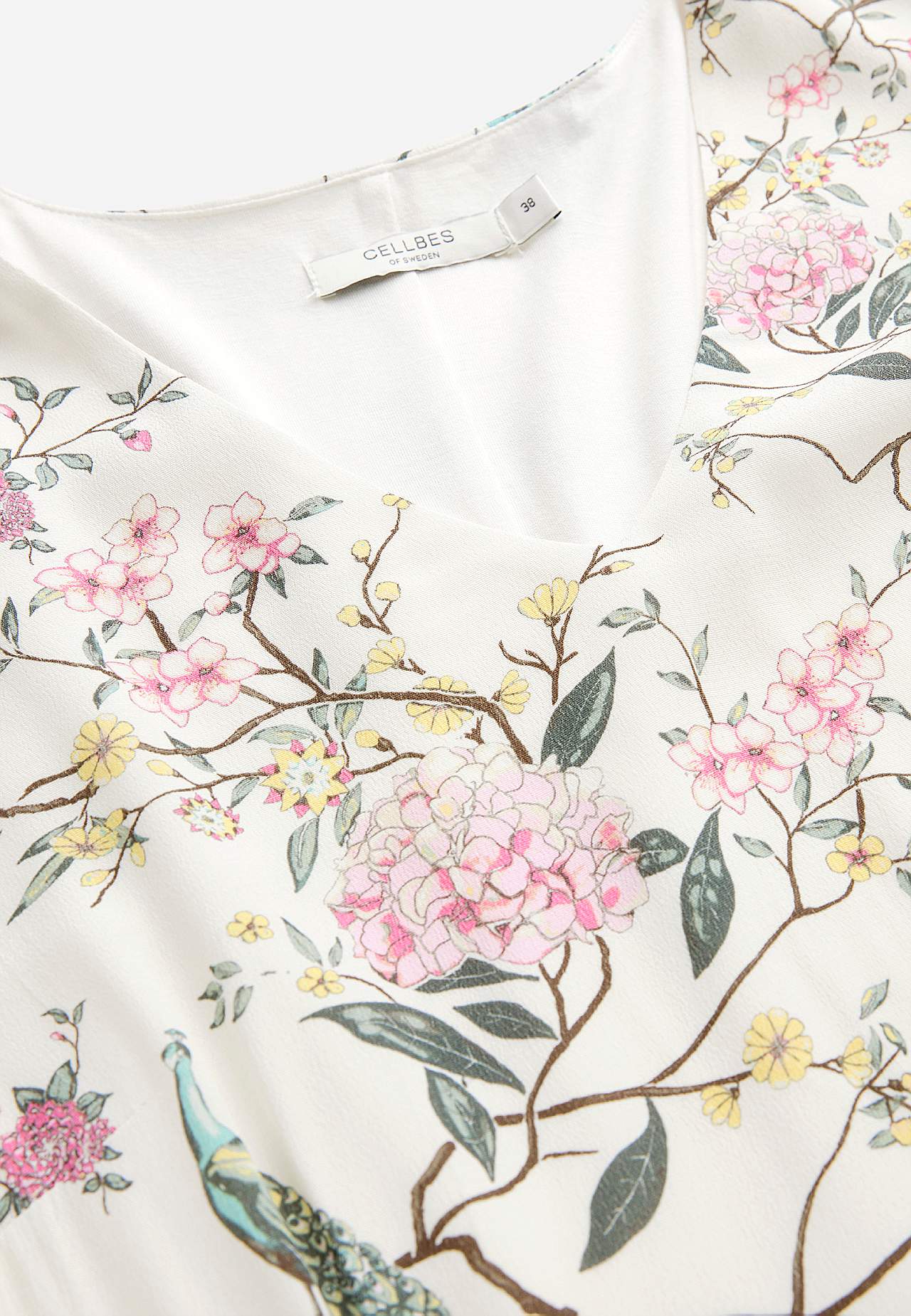 Dress with flounce sleeve