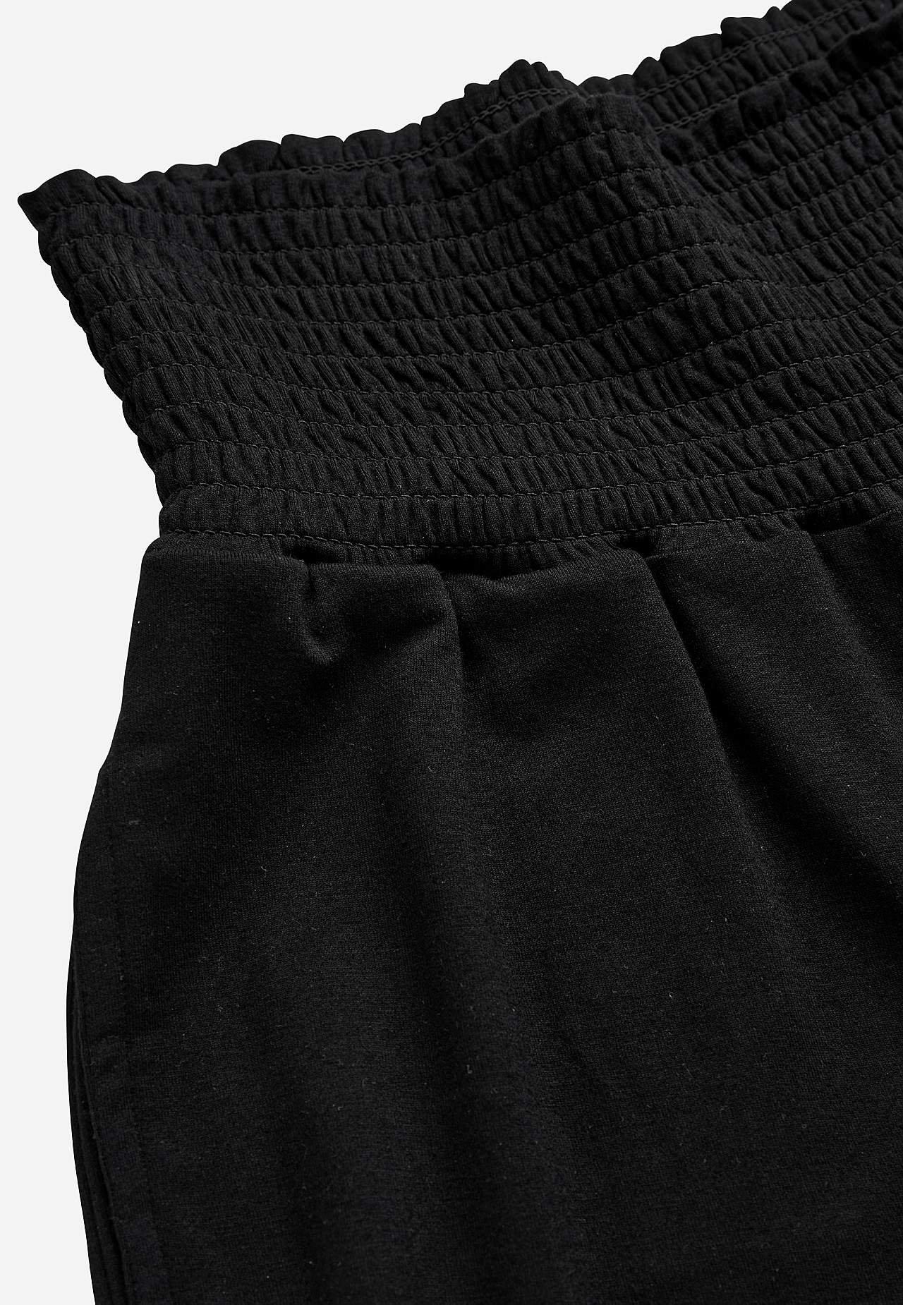 Knee-length shorts with pockets