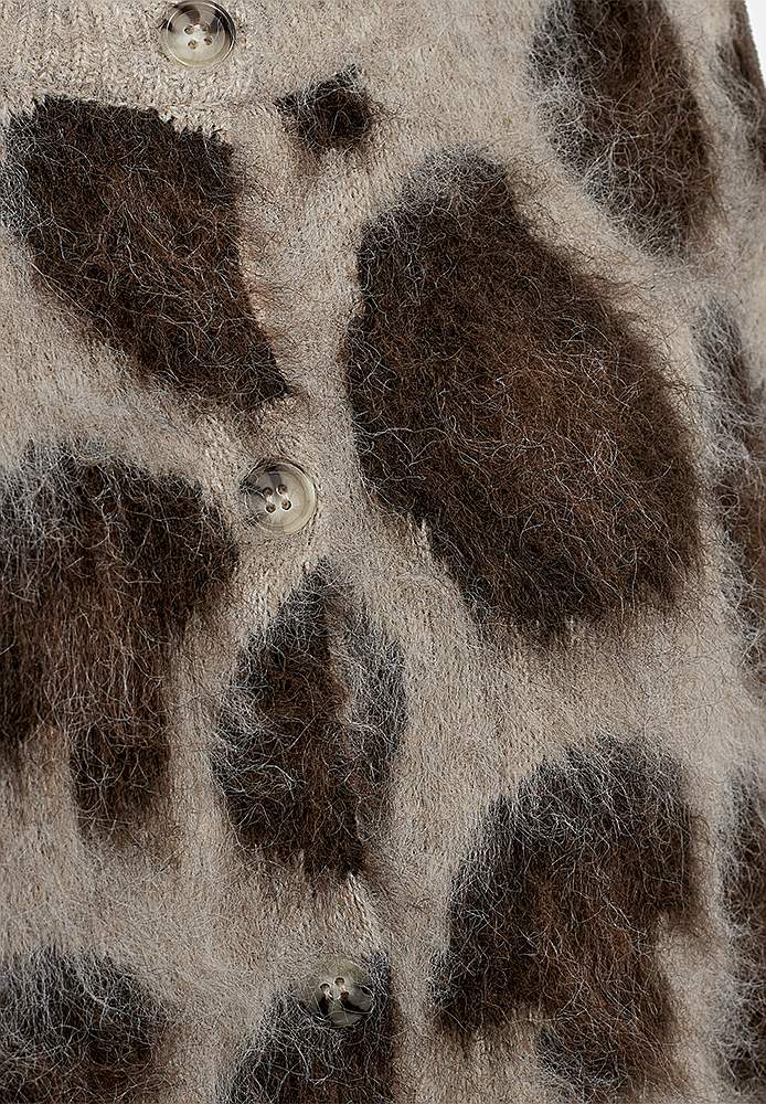 Stickad, supermjuk kofta med leopardmönster
