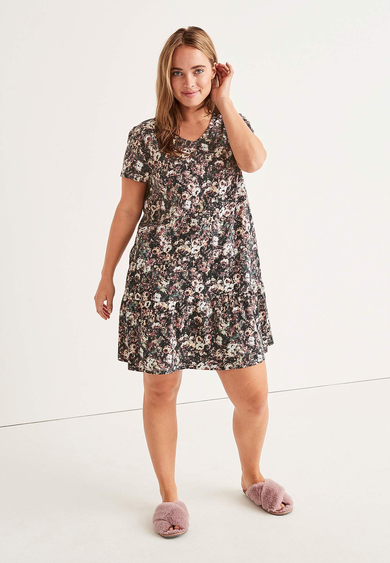 Patterned nightgown with wide frill