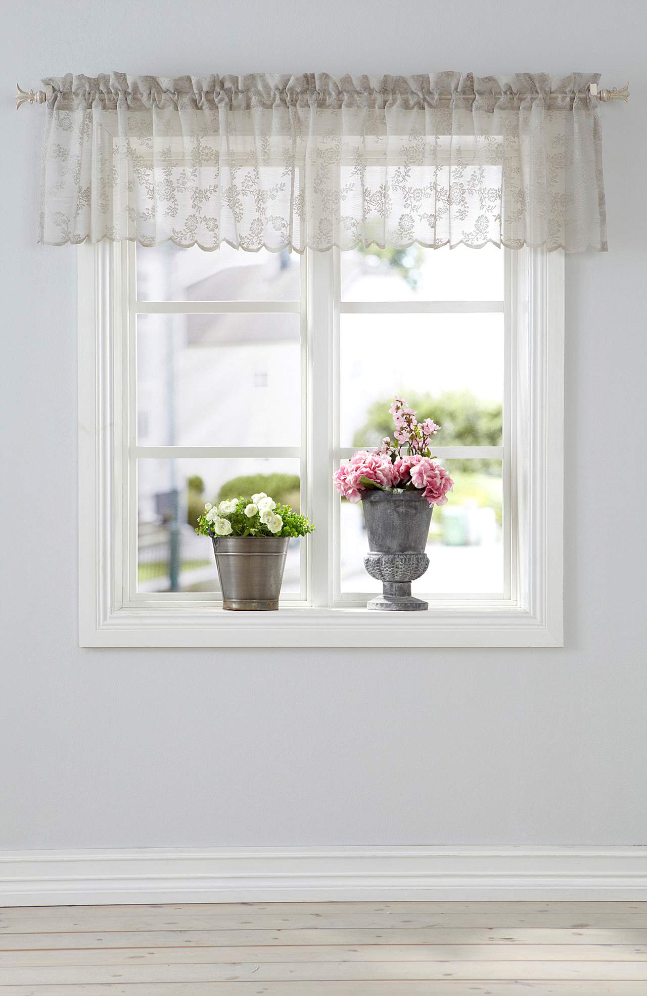Patterned lace curtain