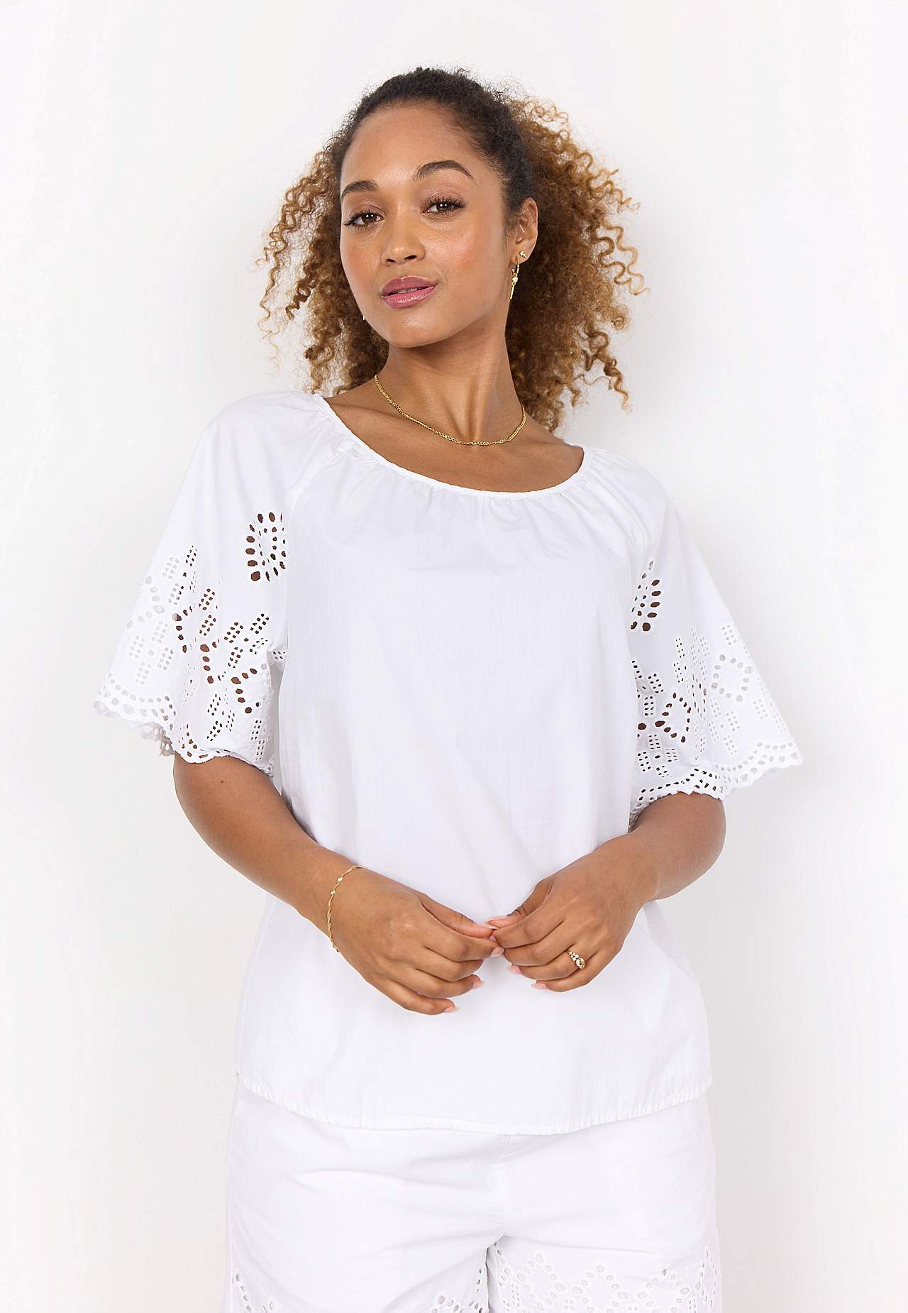 Bluse med hullbroderi