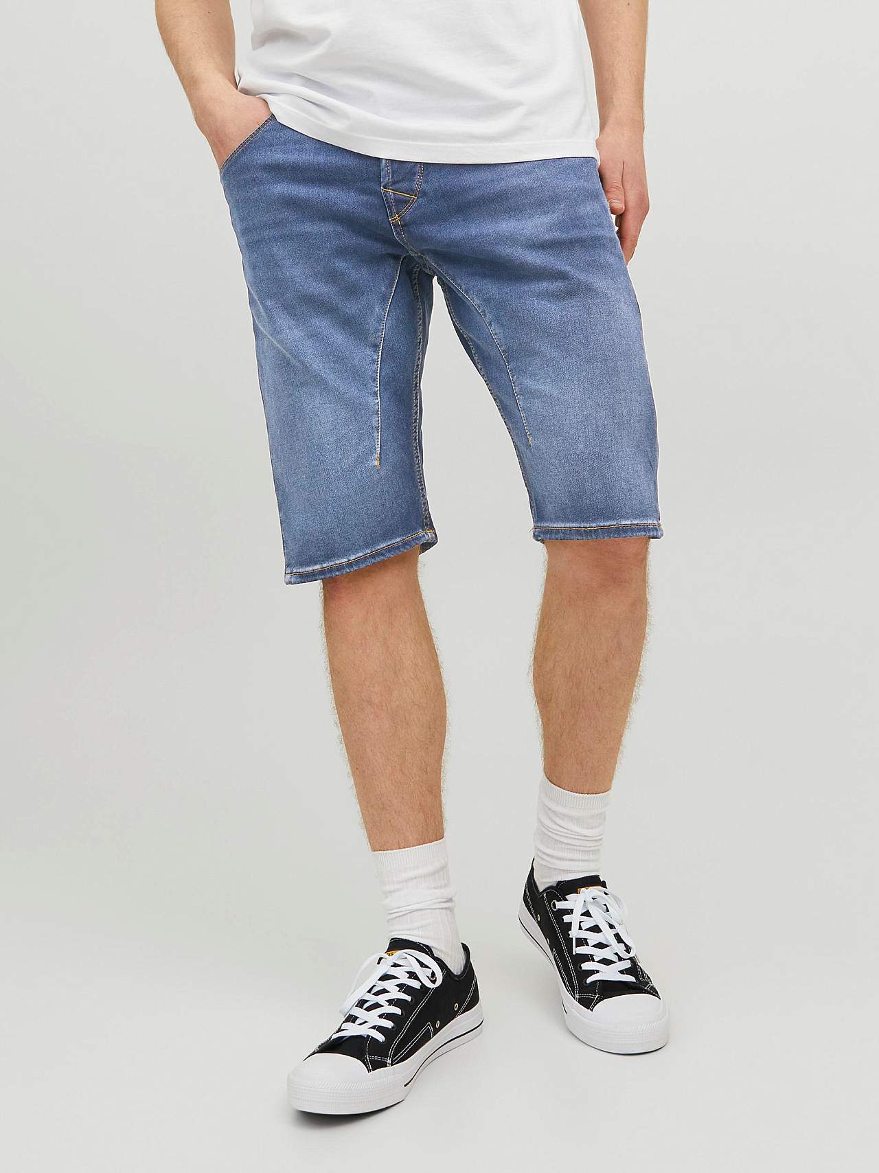 Långa, superstretchiga jeansshorts