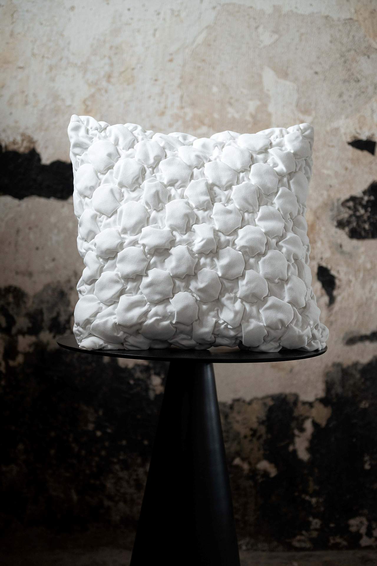 Cushion cover with bubbly surface Pepper