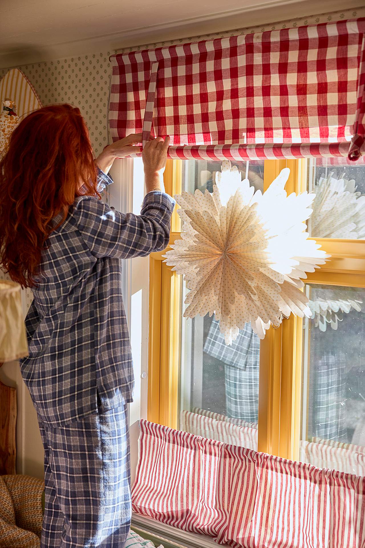 Woven, checked roman blind