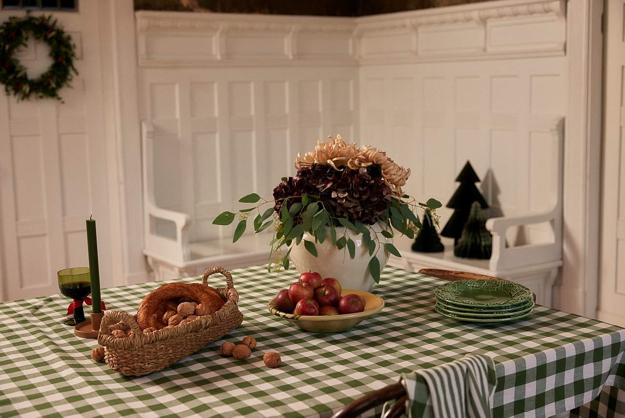 Woven, checked tablecloth