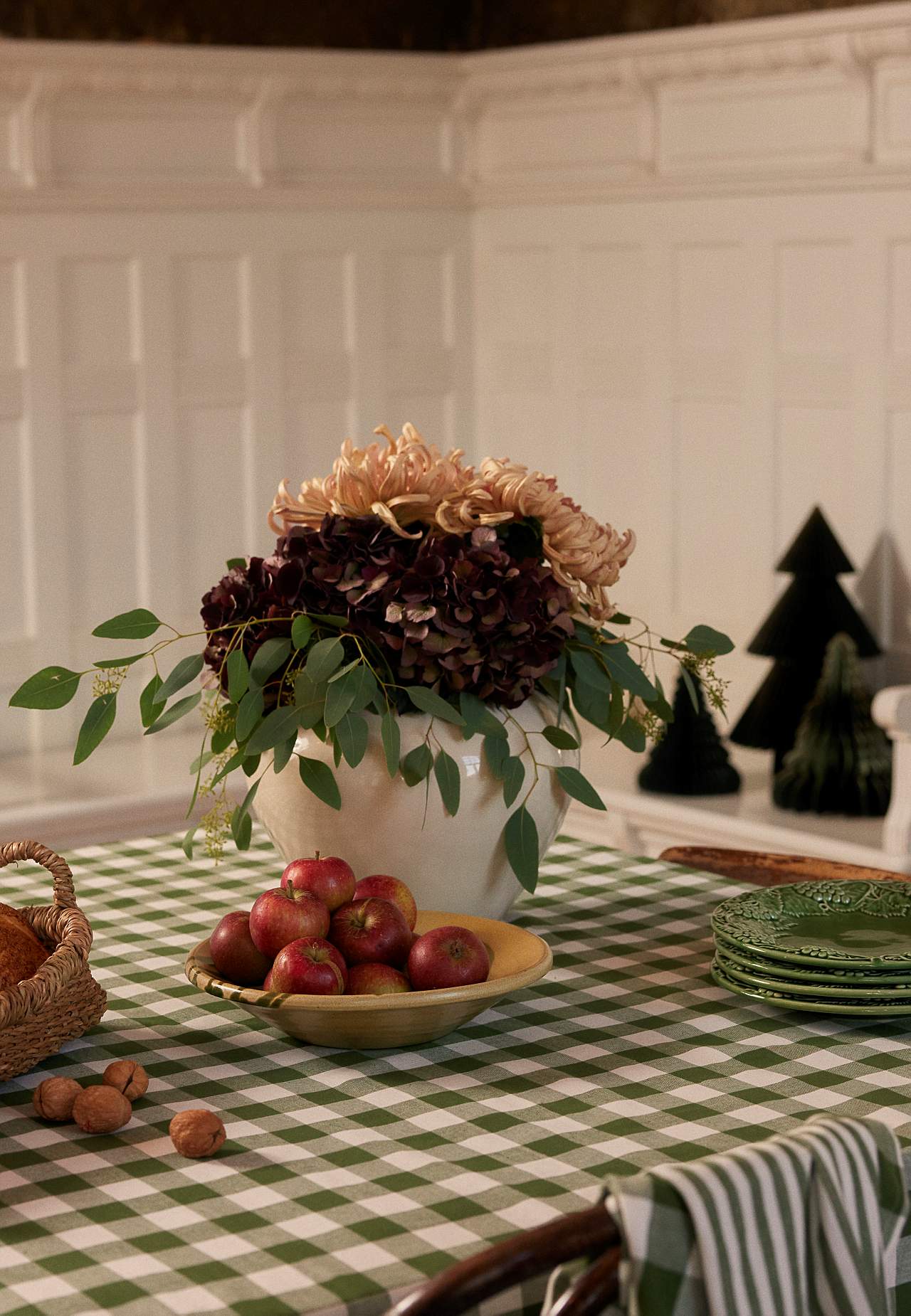 Woven, checked tablecloth