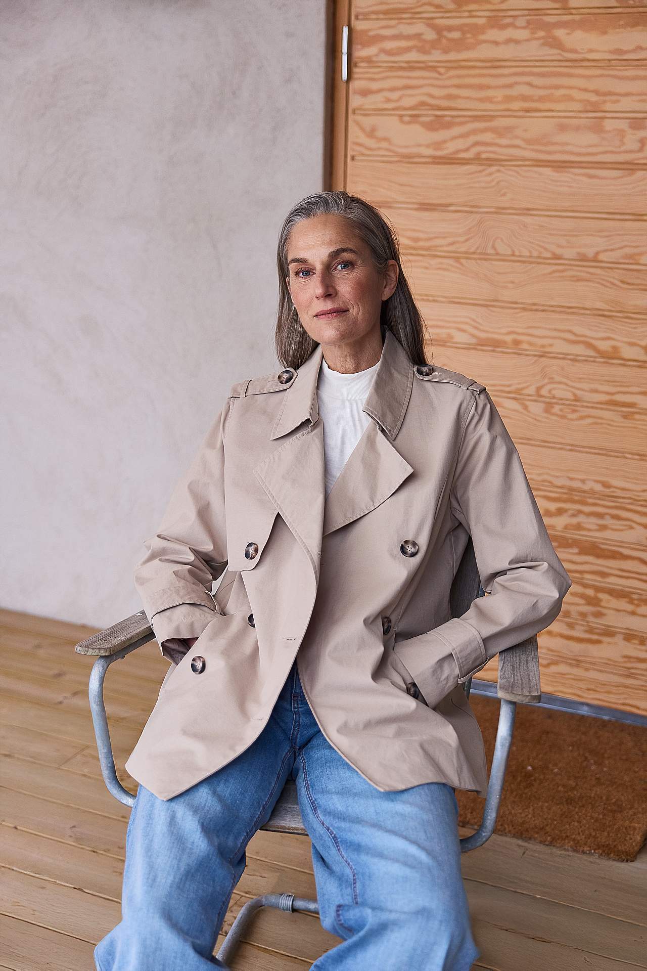 Double-breasted, short trenchcoat