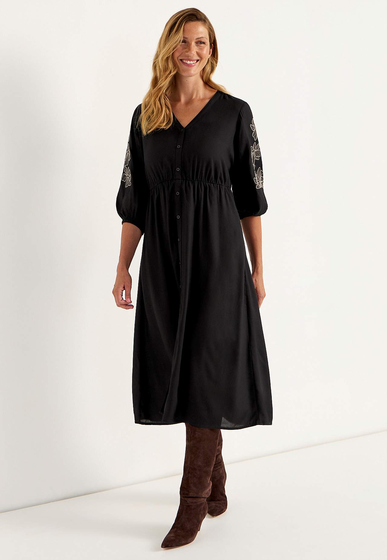 Viskosekjole med broderi