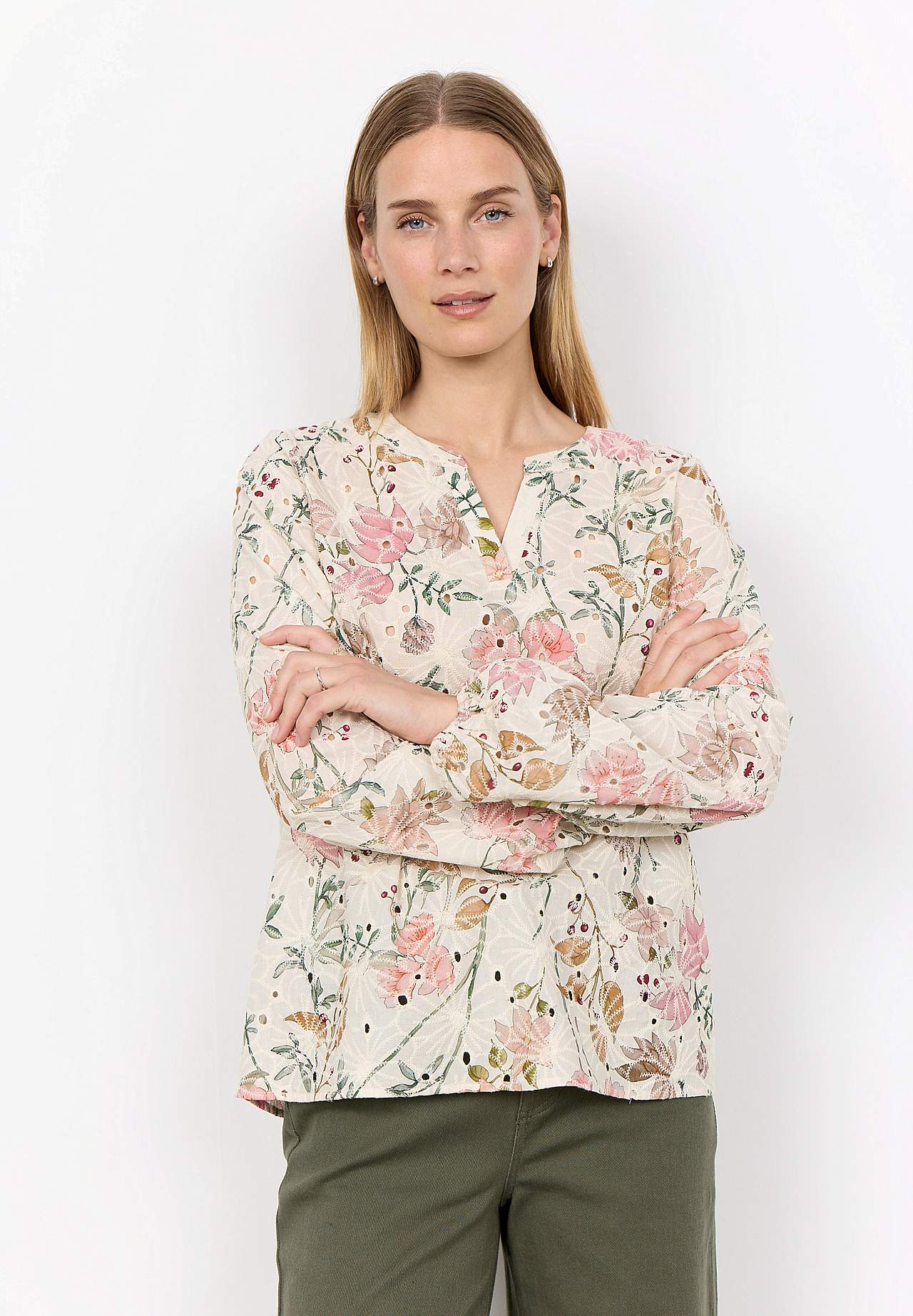 Kudottu pusero kirjonnalla